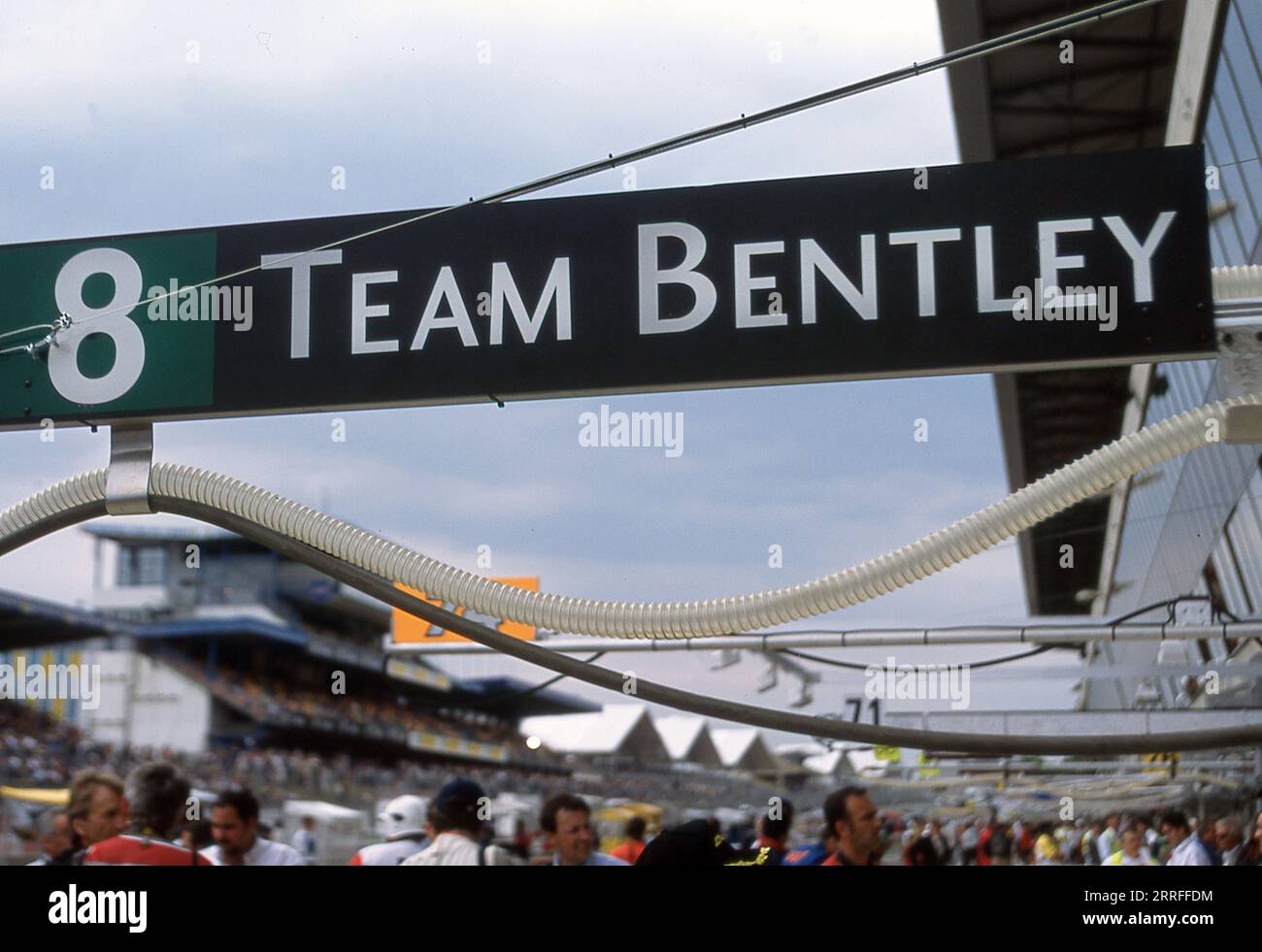 Bentley Team Racing im 24-Stunden-Rennen von Le Mans 2001 mit Bentley Speed 8 Prototyp-Rennwagen. Stockfoto