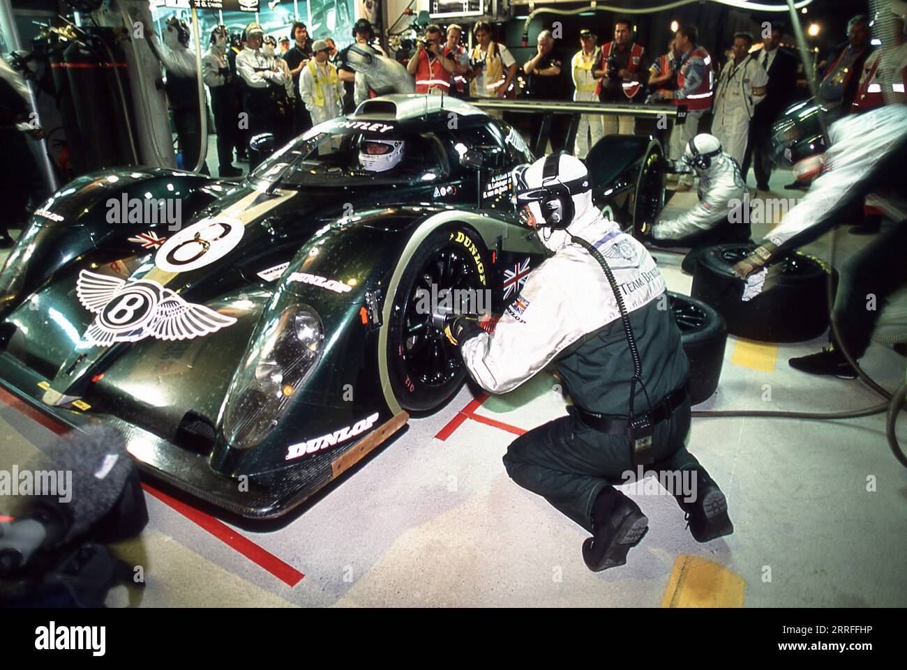 Bentley Team Racing im 24-Stunden-Rennen von Le Mans 2001 mit Bentley Speed 8 Prototyp-Rennwagen. Stockfoto