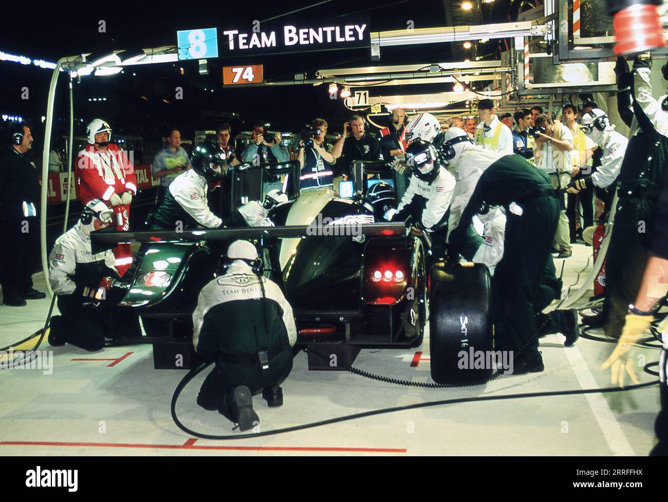 Bentley Team Racing im 24-Stunden-Rennen von Le Mans 2001 mit Bentley Speed 8 Prototyp-Rennwagen. Stockfoto