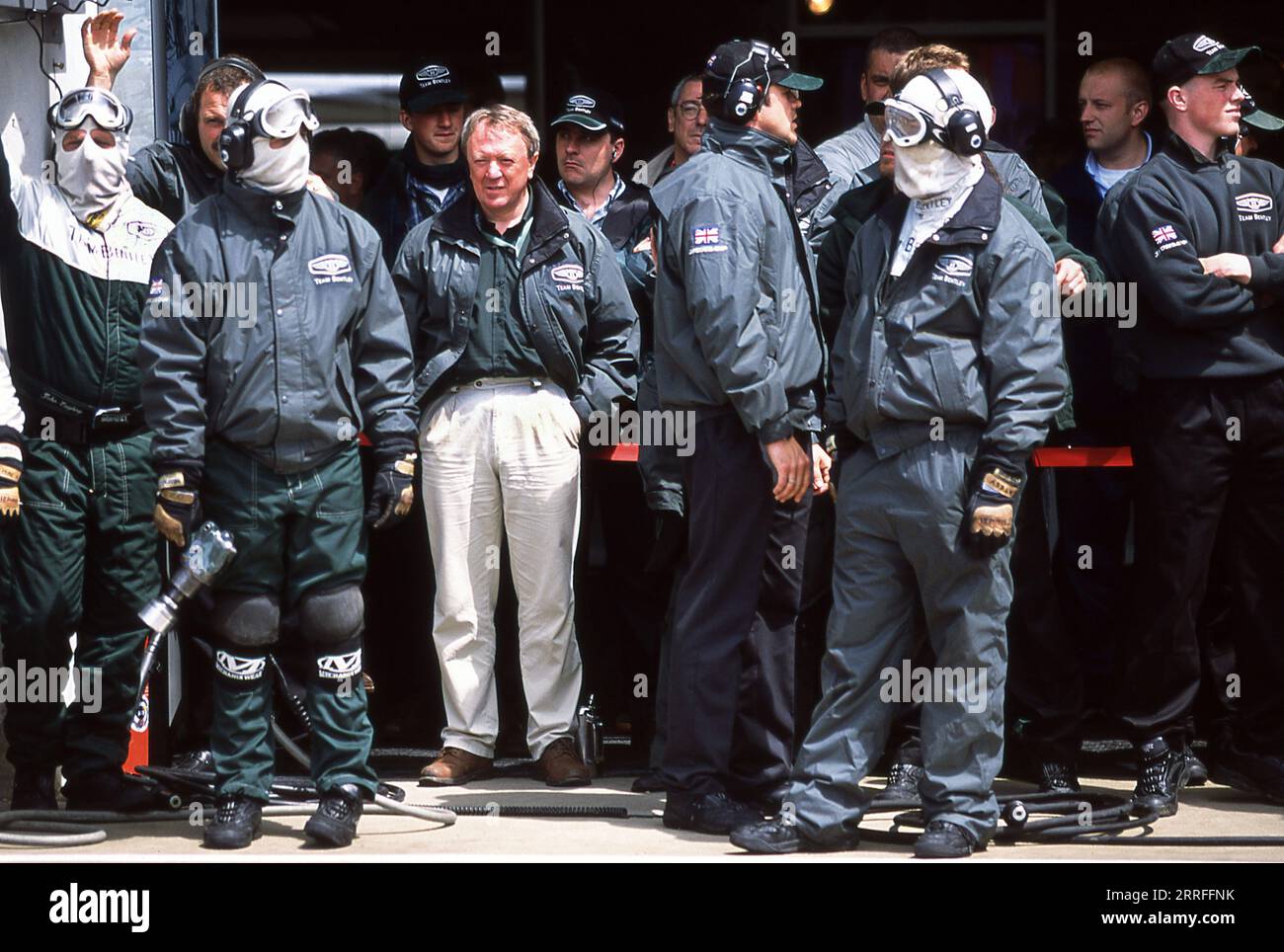 Bentley Team Racing im 24-Stunden-Rennen von Le Mans 2001 mit Bentley Speed 8 Prototyp-Rennwagen. Stockfoto