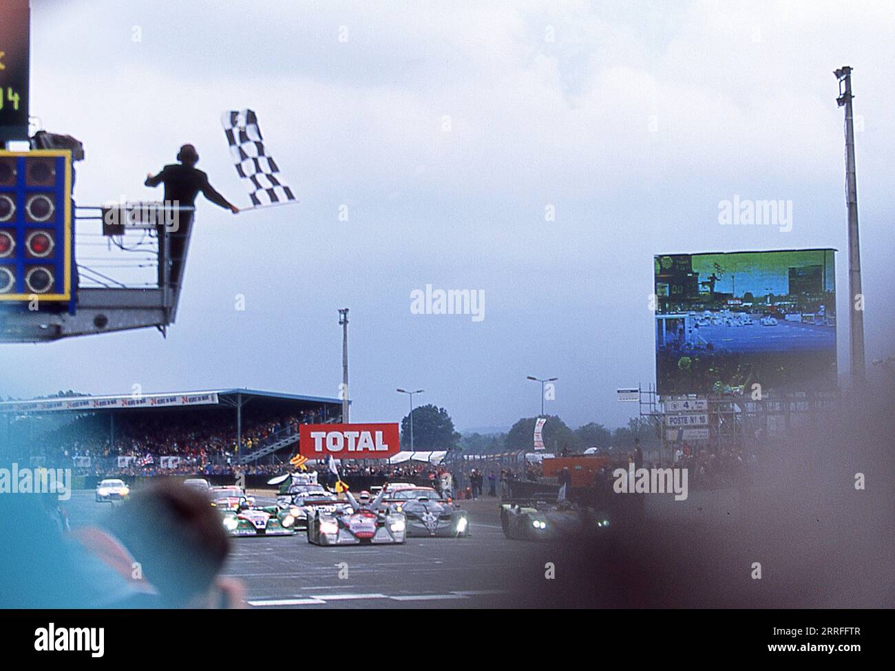 Bentley Team Racing im 24-Stunden-Rennen von Le Mans 2001 mit Bentley Speed 8 Prototyp-Rennwagen. Stockfoto