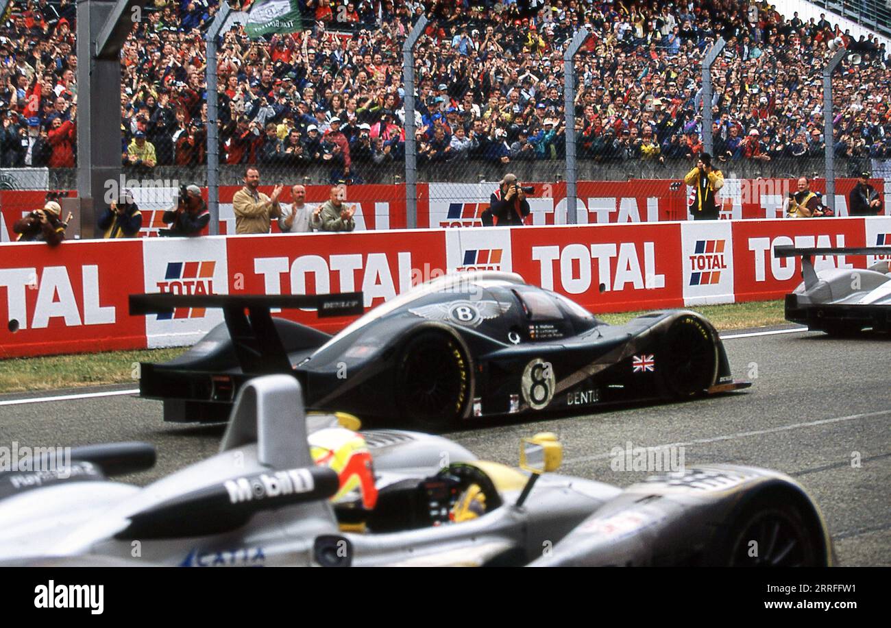 Bentley Team Racing im 24-Stunden-Rennen von Le Mans 2001 mit Bentley Speed 8 Prototyp-Rennwagen. Stockfoto