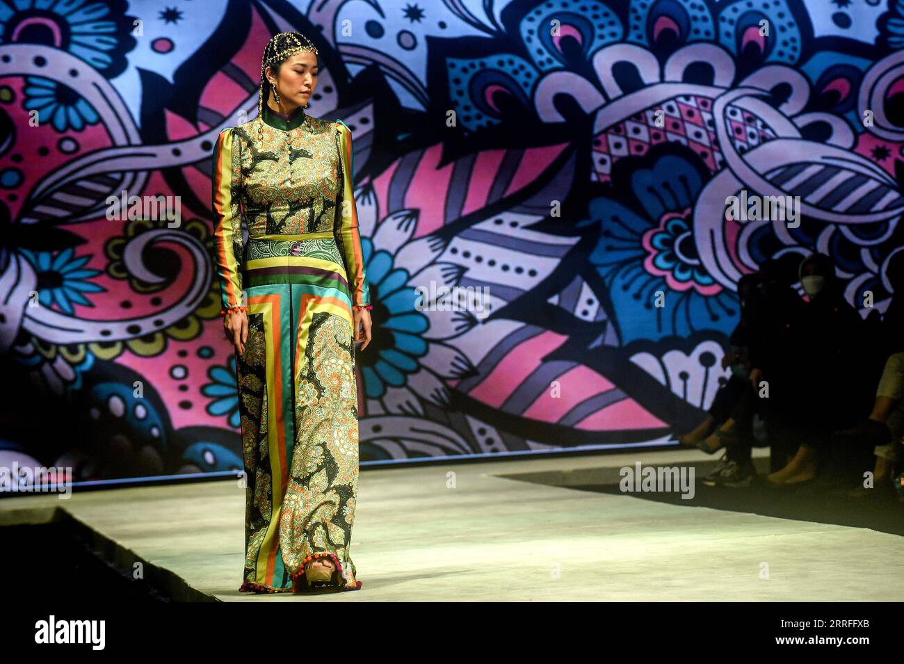 Entertainment Bilder des Tages 220416 -- JAKARTA, 16. April 2022 -- Ein Modell präsentiert Kreationen auf der Indonesia Fashion Week 2022 in Jakarta, Indonesien, 16. April 2022. INDONESIA-JAKARTA-FASHION WEEK-2022 AGUNGXKUNCAHYAXB. PUBLICATIONxNOTxINxCHN Stockfoto