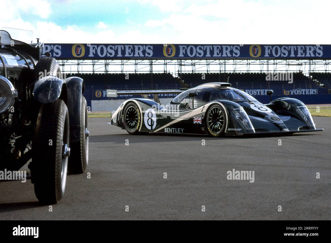 Vintage Bentley Le Mans Auto mit Bentley Speed Eight Le Mans Prototyp Tests in Silverstone im Januar 2001 Stockfoto