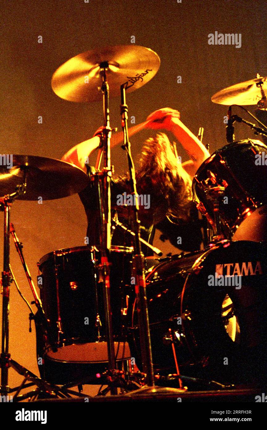 Mailand Italien, 25. Februar 1994, Live-Konzert von Nirvana im  Palatrussardi: Der Schlagzeuger von Nirvana, Dave Grohl, während des  Konzertes Stockfotografie - Alamy