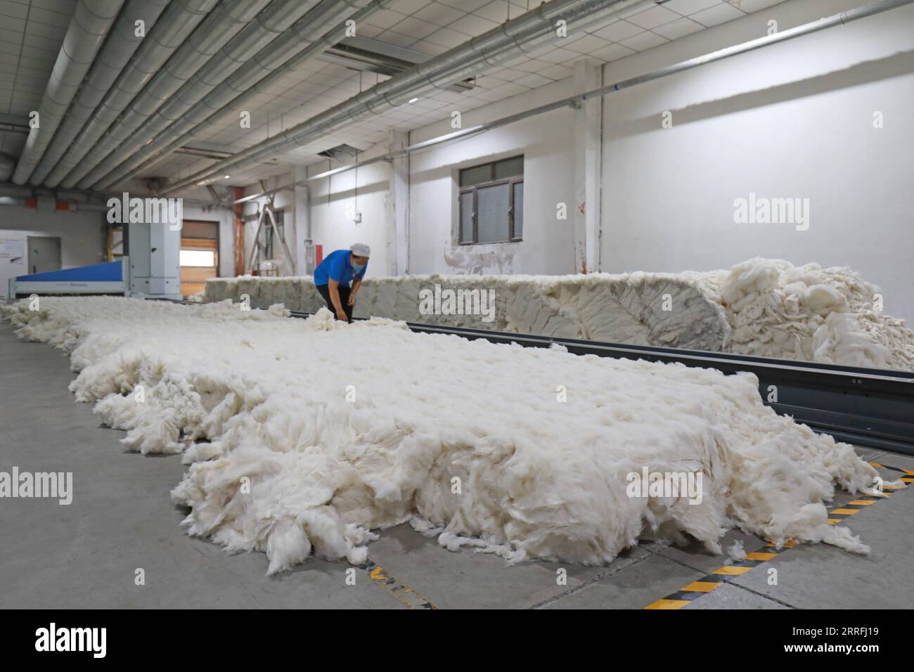 LUANNAN COUNTY, Provinz Hebei, China - 17. Juli 2020: Die Arbeiter räumen die Baumwolle in der Spinnerei auf Stockfoto