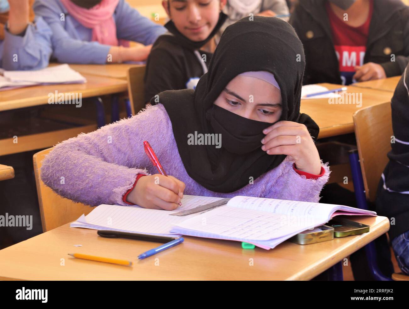 220419 -- MUKHTARA LEBANON, 19. April 2022 -- Ein syrischer Flüchtling nimmt am 14. April 2022 an der Kamal Jumblatt Offiziellen Schule in Mukhtara, Libanon, Unterricht. Im Libanon leben etwa 522.000 syrische Flüchtlinge im schulpflichtigen Alter zwischen drei und 24 Jahren. und 30 Prozent der Menschen zwischen sechs und 17 Jahren waren noch nie zur Schule gegangen, während nur 11 Prozent der Menschen zwischen 15 und 24 Jahren in die Bildung eingeschrieben waren, so eine Studie, die vom Hohen Flüchtlingskommissar der Vereinten Nationen im Dezember 2021 veröffentlicht wurde. ZU DIESEM Feature: Syrische Flüchtlingskursteilnehmer im Libanon, die trotz der Herausforderungen LIBANESISCH-mukHTA lesen und lernen möchten Stockfoto