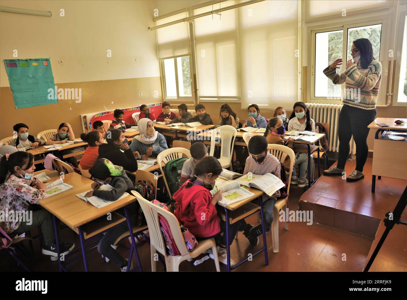 220419 -- MUKHTARA LIBANON, 19. April 2022 -- syrische Flüchtlingskursteilnehmer besuchen am 14. April 2022 eine Klasse an der Kamal Jumblatt Offiziellen Schule in Mukhtara, Libanon. Im Libanon leben etwa 522.000 syrische Flüchtlinge im schulpflichtigen Alter zwischen drei und 24 Jahren. und 30 Prozent der Menschen zwischen sechs und 17 Jahren waren noch nie zur Schule gegangen, während nur 11 Prozent der Menschen zwischen 15 und 24 Jahren in die Bildung eingeschrieben waren, so eine Studie, die vom Hohen Flüchtlingskommissar der Vereinten Nationen im Dezember 2021 veröffentlicht wurde. ZU DIESEM Feature: Syrische Flüchtlingskursteilnehmer im Libanon, die trotz der Herausforderungen LIBANON-MUKHTAR lesen und lernen möchten Stockfoto