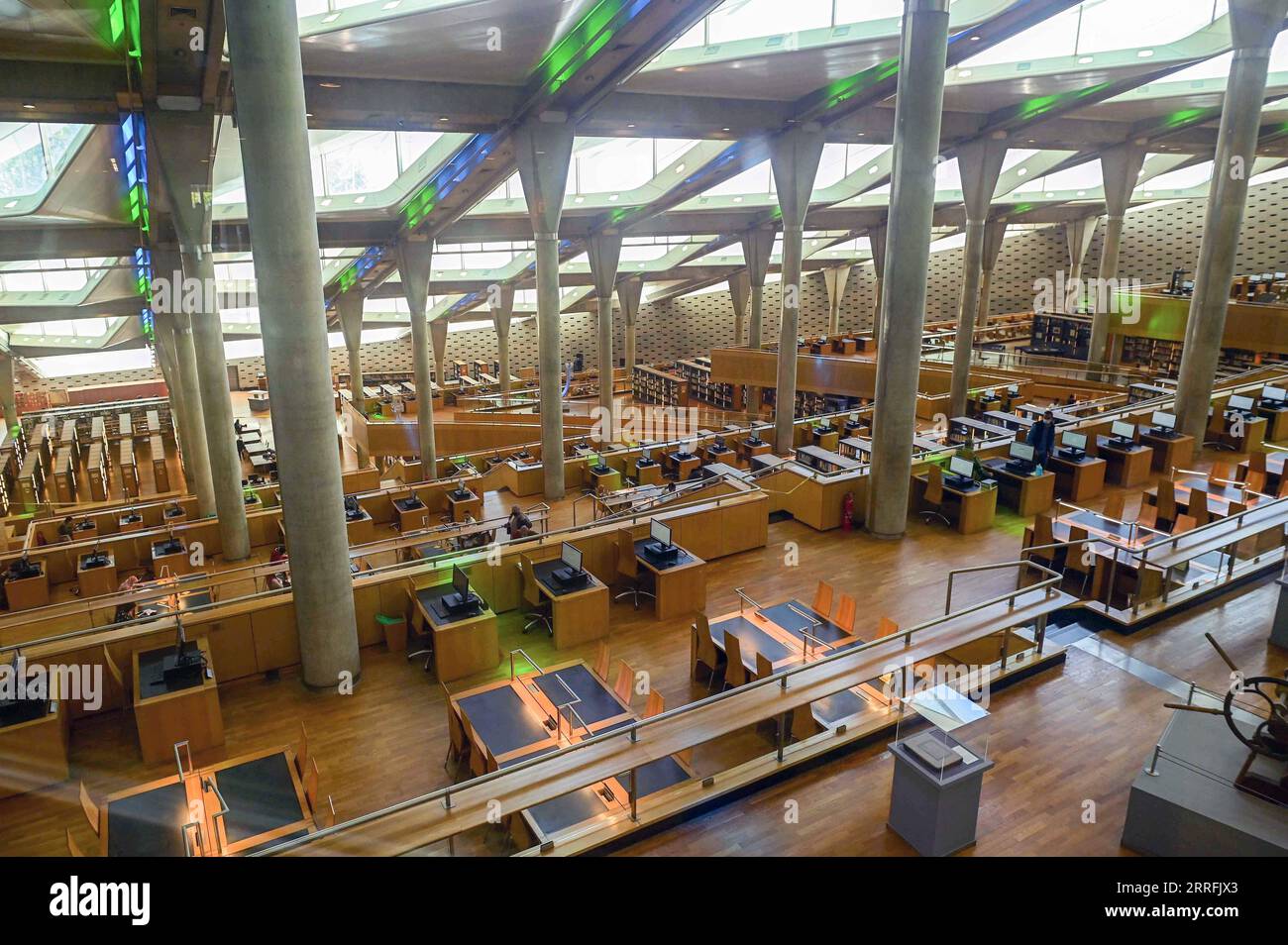 220420 -- KAIRO, 20. April 2022 -- Foto zeigt einen Blick auf das Innere der Bibliotheca Alexandrina in Alexandria, Ägypten am 19. April 2022. Die Bibliotheca Alexandrina, eine riesige, einzigartige Bibliothek und kulturelles Symbol der ägyptischen Mittelmeerstadt Alexandria, die vor etwa 2.300 Jahren von König Alexander dem Großen gegründet wurde, verfügt über eine scheibenförmige Außenseite und 11 interne Ebenen, alle unter einem glänzenden, kippbaren Dach. Die ikonische Bibliothek wurde 2002 als Wiederbelebung der ursprünglichen antiken Bibliothek von Alexandria eröffnet, die eine der größten und bedeutendsten Bibliotheken der Welt war Stockfoto