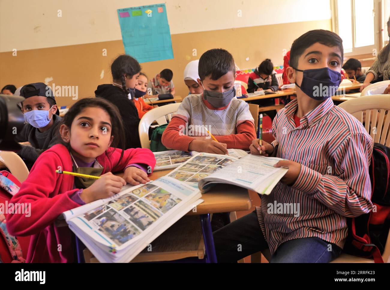 220419 -- MUKHTARA LIBANON, 19. April 2022 -- syrische Flüchtlingskursteilnehmer besuchen am 14. April 2022 eine Klasse an der Kamal Jumblatt Offiziellen Schule in Mukhtara, Libanon. Im Libanon leben etwa 522.000 syrische Flüchtlinge im schulpflichtigen Alter zwischen drei und 24 Jahren. und 30 Prozent der Menschen zwischen sechs und 17 Jahren waren noch nie zur Schule gegangen, während nur 11 Prozent der Menschen zwischen 15 und 24 Jahren in die Bildung eingeschrieben waren, so eine Studie, die vom Hohen Flüchtlingskommissar der Vereinten Nationen im Dezember 2021 veröffentlicht wurde. ZU DIESEM Feature: Syrische Flüchtlingskursteilnehmer im Libanon, die trotz der Herausforderungen LIBANON-MUKHTAR lesen und lernen möchten Stockfoto