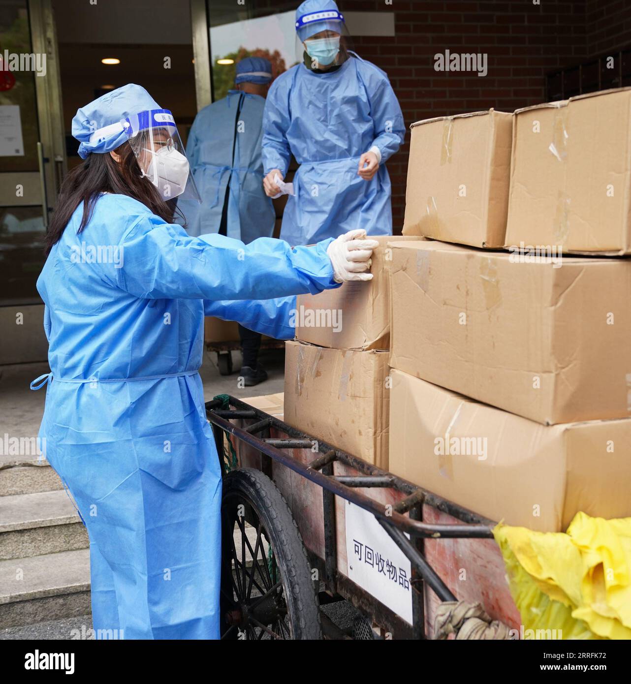 220420 -- SHANGHAI, 20. April 2022 -- Ein Mitarbeiter entlädt Versorgungsmaterial für Bewohner in einer Gemeinde von Pudong New Area, Shanghai, 19. April 2022. Die Ausbreitung der Epidemie in den Gemeinden ist in China Shanghai wirksam eingedämmt worden, sagte die kommunale gesundheitskommission einer Pressekonferenz Mittwoch. CHINA-SHANGHAI-SUPPLIES-DELIVERY CN DingxTing PUBLICATIONxNOTxINxCHN Stockfoto