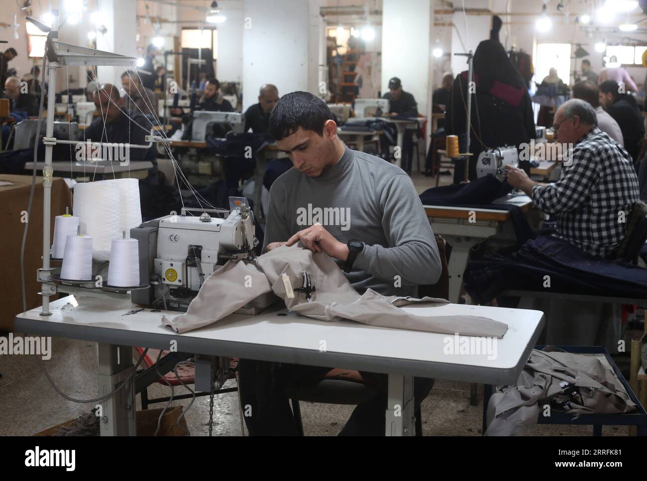 220420 -- RAFAH, 20. April 2022 -- Ein palästinensischer Schneider stellt Kleidung für das bevorstehende Eid al-Fitr-Festival in einer Nähfabrik im südlichen Gazastreifen Rafah am 20. April 2022 her. Foto von /Xinhua MIDEAST-GAZA-RAFAH-SEWING-FACTORY-FESTIVAL KhaledxOmar PUBLICATIONxNOTxINxCHN Stockfoto