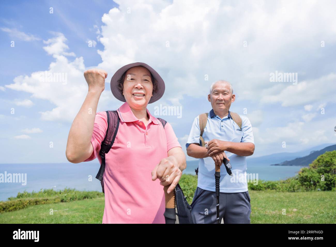 Glückliches älteres Paar, das gemeinsam auf den Bergen und an der Küste wandert Stockfoto