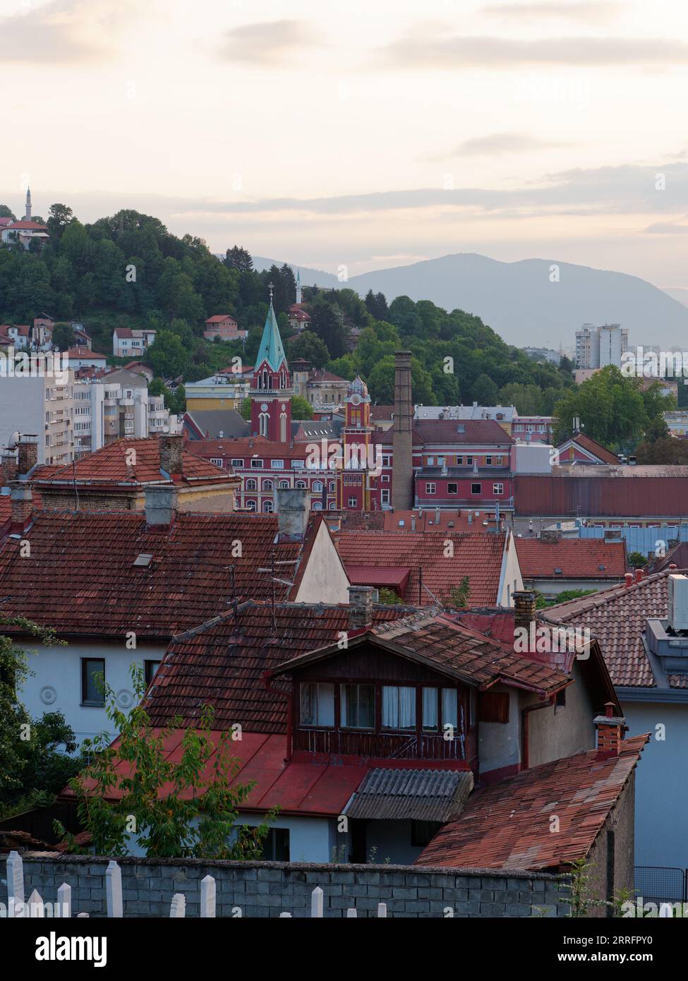 Blick über die Dächer von Sarajevo an einem Sommerabend, der sich dem Sonnenuntergang nähert, Bosnien und Herzegowina, 07. September 2023 Stockfoto