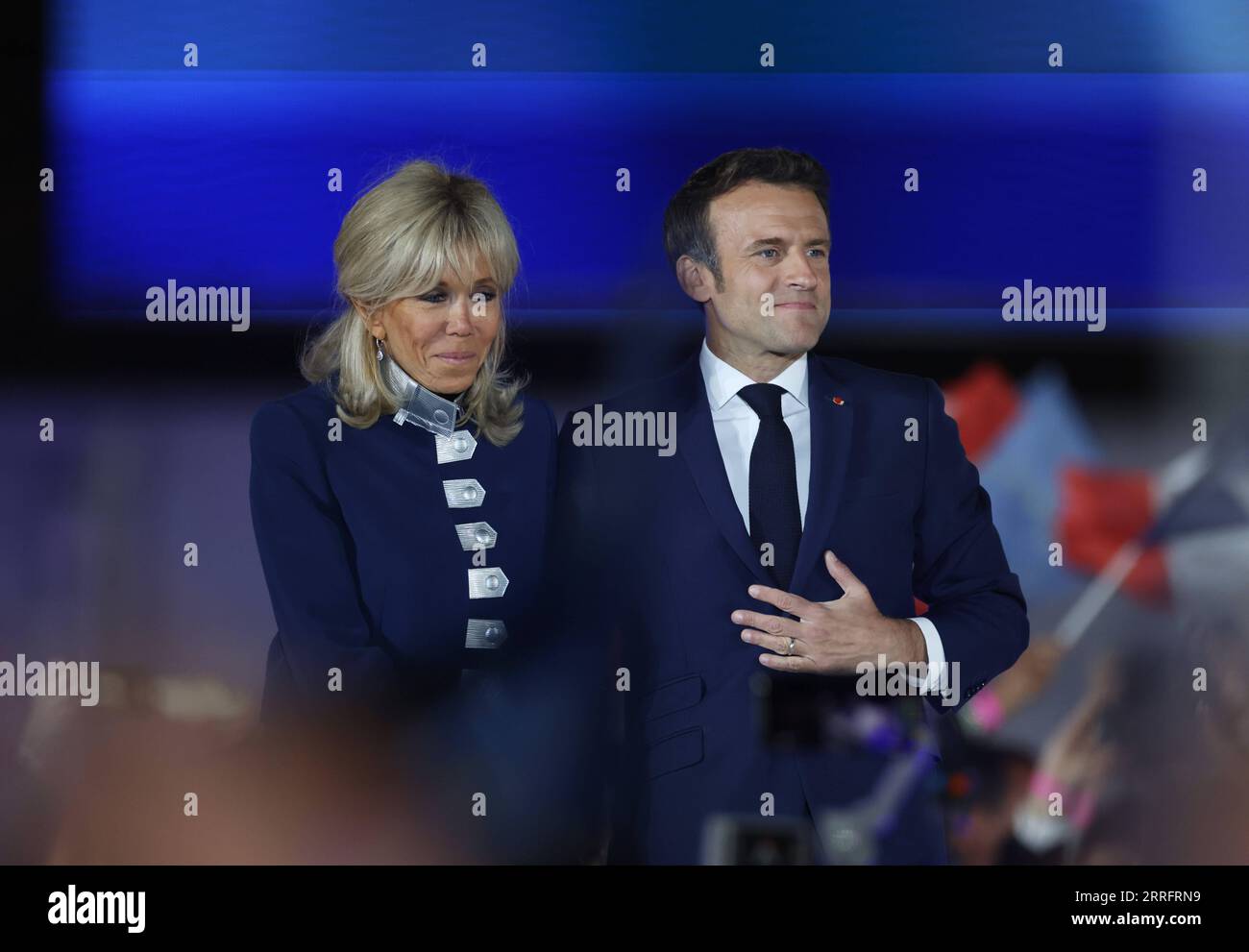 220424 -- PARIS, 24. April 2022 -- der amtierende französische Präsident Emmanuel Macron R nimmt an einer Kundgebung Teil, nachdem der Präsident am 24. April 2022 in Paris, Frankreich, abgestürzt ist. Der amtierende französische Präsident Emmanuel Macron gewann 2022 mit 58 Prozent der Stimmen den französischen Präsidentschaftsabschlag, so die vorläufige Ausstiegsumfrage, die am Sonntagabend vom französischen Fernsehen BFMTV veröffentlicht wurde. Macrons Rivale, die rechtsextreme Kandidatin Marine Le Pen, gewann 42 Prozent der Stimmen. FRANKREICH-PARIS-PRÄSIDENTENABFLUSS GaoxJing PUBLICATIONxNOTxINxCHN Stockfoto