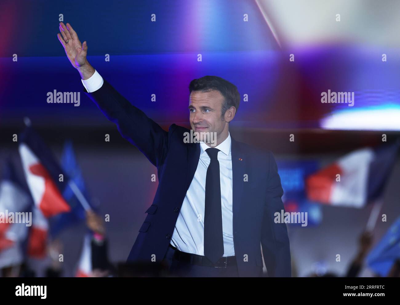 220424 -- PARIS, 24. April 2022 -- der amtierende französische Präsident Emmanuel Macron wendet sich an Unterstützer bei einer Kundgebung nach dem Abspann des Präsidenten in Paris, Frankreich, am 24. April 2022. Der amtierende französische Präsident Emmanuel Macron gewann 2022 mit 58 Prozent der Stimmen den französischen Präsidentschaftsabschlag, so die vorläufige Ausstiegsumfrage, die am Sonntagabend vom französischen Fernsehen BFMTV veröffentlicht wurde. Macrons Rivale, die rechtsextreme Kandidatin Marine Le Pen, gewann 42 Prozent der Stimmen. FRANKREICH-PARIS-PRÄSIDENTENABFLUSS GaoxJing PUBLICATIONxNOTxINxCHN Stockfoto