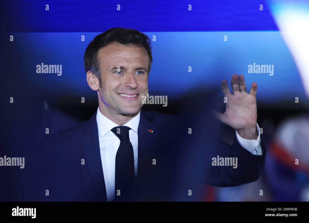 220424 -- PARIS, 24. April 2022 -- der amtierende französische Präsident Emmanuel Macron wendet sich an Unterstützer bei einer Kundgebung nach dem Abspann des Präsidenten in Paris, Frankreich, am 24. April 2022. Der amtierende französische Präsident Emmanuel Macron gewann 2022 mit 58 Prozent der Stimmen den französischen Präsidentschaftsabschlag, so die vorläufige Ausstiegsumfrage, die am Sonntagabend vom französischen Fernsehen BFMTV veröffentlicht wurde. Macrons Rivale, die rechtsextreme Kandidatin Marine Le Pen, gewann 42 Prozent der Stimmen. FRANKREICH-PARIS-PRÄSIDENTENABFLUSS GaoxJing PUBLICATIONxNOTxINxCHN Stockfoto