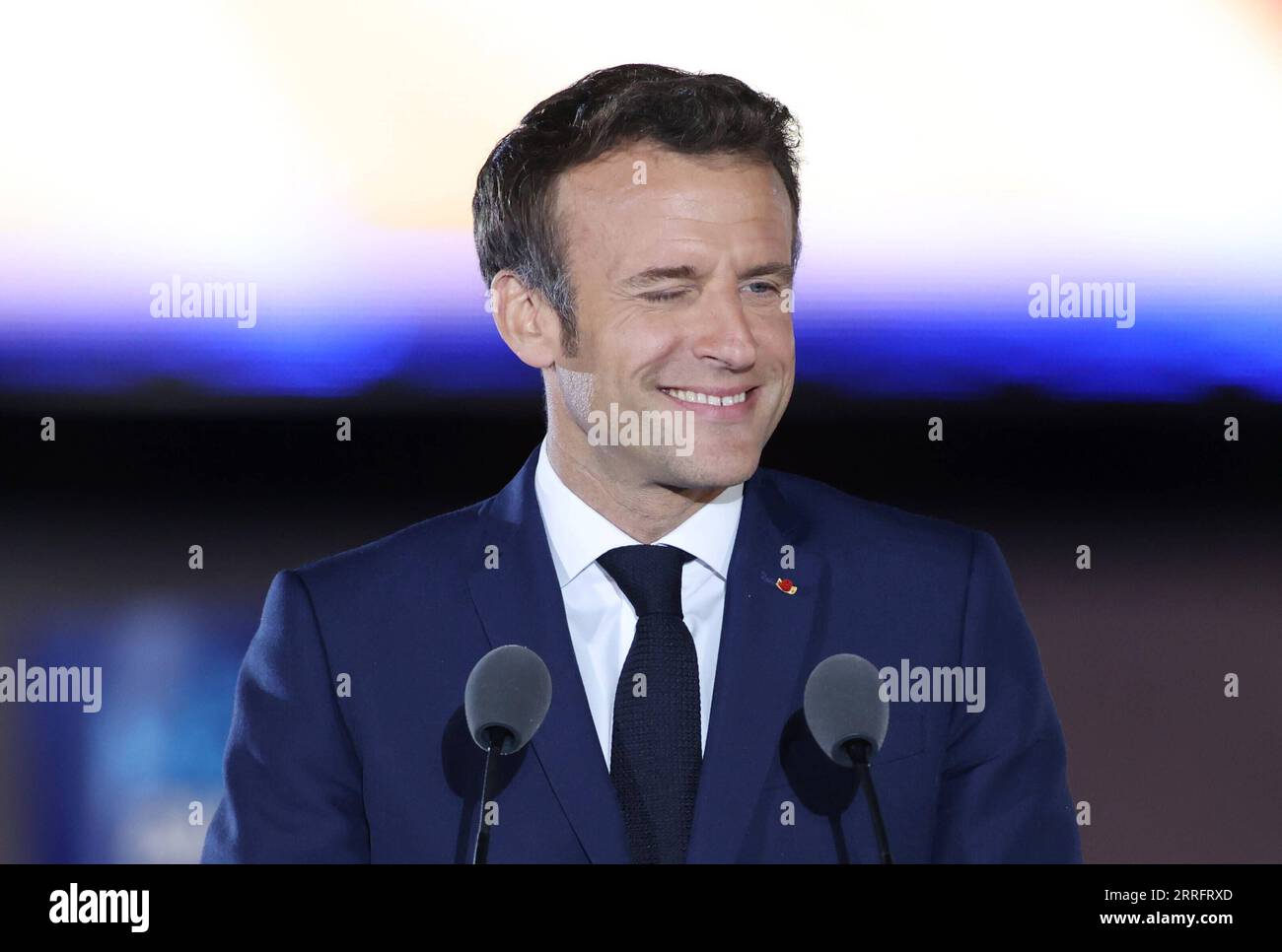 220424 -- PARIS, 24. April 2022 -- der amtierende französische Präsident Emmanuel Macron nimmt an einer Kundgebung Teil, nachdem der Präsident am 24. April 2022 in Paris, Frankreich, abgestürzt ist. Der amtierende französische Präsident Emmanuel Macron gewann 2022 mit 58 Prozent der Stimmen den französischen Präsidentschaftsabschlag, so die vorläufige Ausstiegsumfrage, die am Sonntagabend vom französischen Fernsehen BFMTV veröffentlicht wurde. Macrons Rivale, die rechtsextreme Kandidatin Marine Le Pen, gewann 42 Prozent der Stimmen. FRANKREICH-PARIS-PRÄSIDENTENABFLUSS GaoxJing PUBLICATIONxNOTxINxCHN Stockfoto