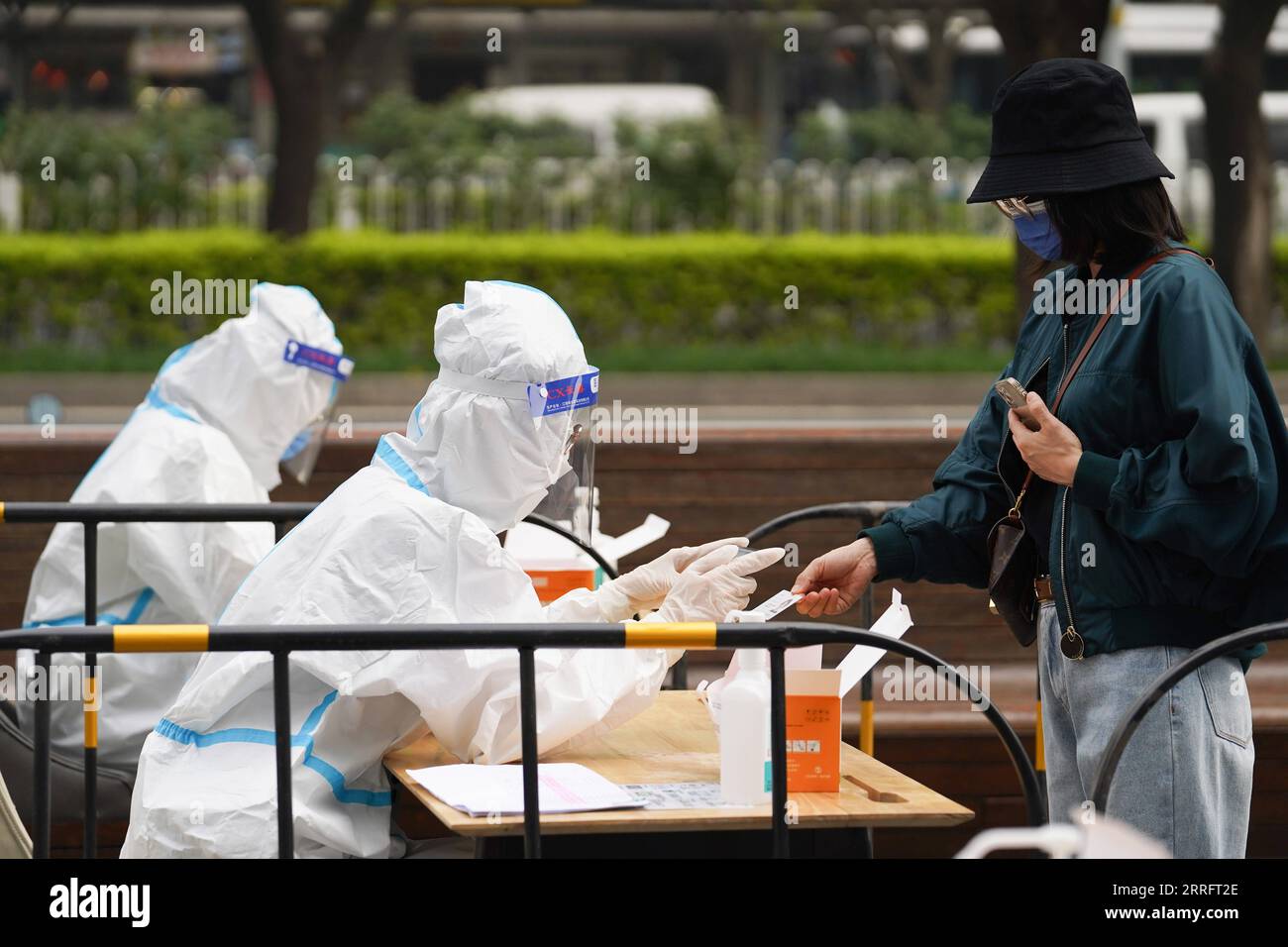 220425 -- PEKING, 25. April 2022 -- Ein Mitarbeiter registriert sich für einen Bewohner vor dem Nukleinsäuretest an einer Teststelle im Bezirk Chaoyang, Peking, Hauptstadt von China, 25. April 2022. Ab Montag müssen Menschen, die im Bezirk Chaoyang leben und arbeiten, bis April 29 alle zwei Tage einen Nukleinsäuretest machen, um das jüngste Wiederaufleben von COVID-19 hier einzudämmen. CHINA-PEKING-COVID-19-NUKLEINSÄURE-TEST CN JUXHUANZONG PUBLICATIONXNOTXINXCHN Stockfoto