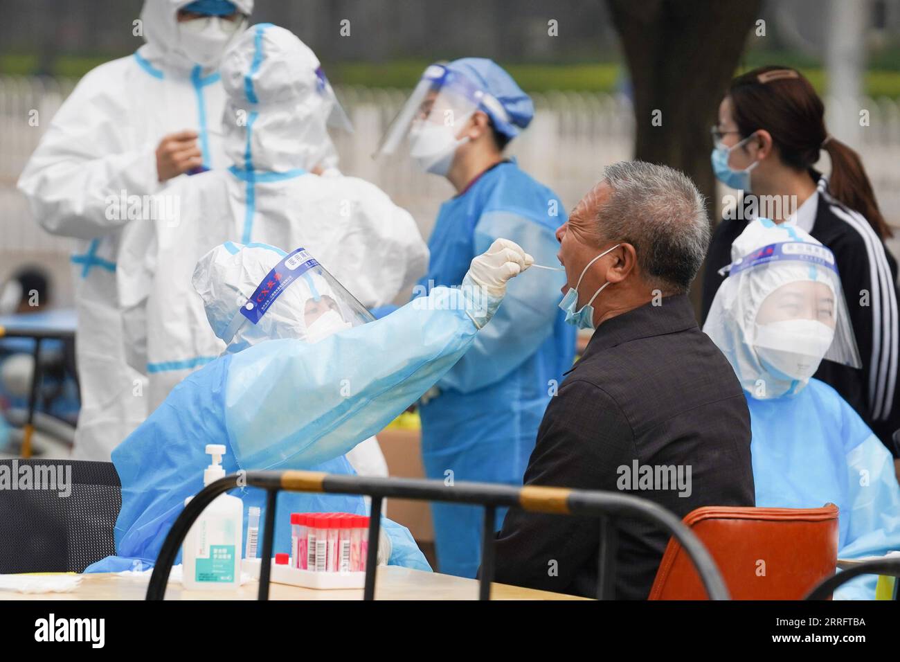 220425 -- PEKING, 25. April 2022 -- Ein medizinischer Arbeiter nimmt eine Abstrichprobe von einem Bewohner für Nukleinsäuretest an einer Teststelle im Chaoyang Bezirk, Peking, Hauptstadt von China, 25. April 2022. Ab Montag müssen Menschen, die im Bezirk Chaoyang leben und arbeiten, bis April 29 alle zwei Tage einen Nukleinsäuretest machen, um das jüngste Wiederaufleben von COVID-19 hier einzudämmen. CHINA-PEKING-COVID-19-NUKLEINSÄURE-TEST CN JUXHUANZONG PUBLICATIONXNOTXINXCHN Stockfoto