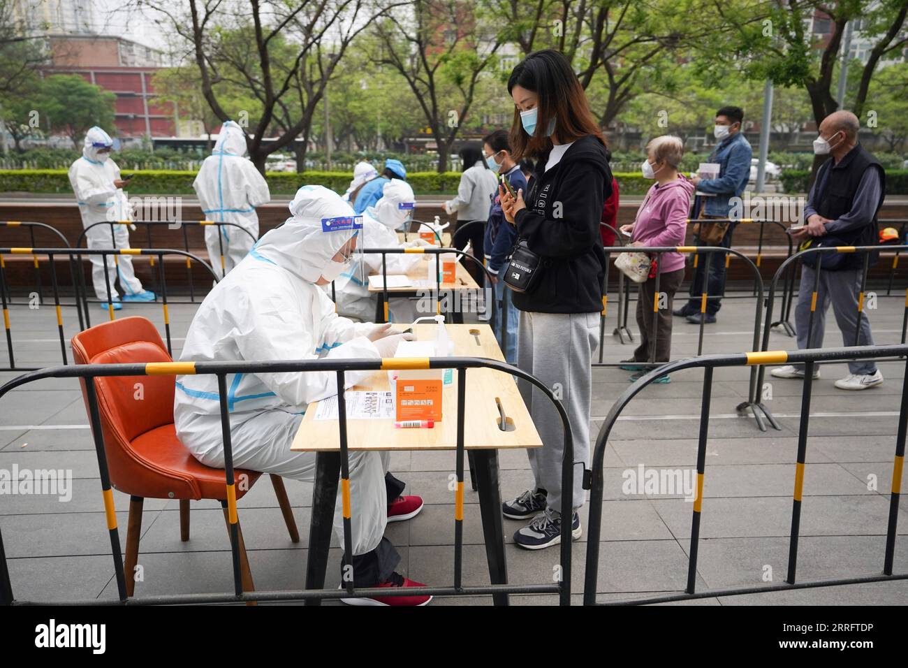 220425 -- PEKING, 25. April 2022 -- Mitarbeiter registrieren sich für Bewohner vor dem Nukleinsäuretest an einer Teststelle im Bezirk Chaoyang, Peking, Hauptstadt von China, 25. April 2022. Ab Montag müssen Menschen, die im Bezirk Chaoyang leben und arbeiten, bis April 29 alle zwei Tage einen Nukleinsäuretest machen, um das jüngste Wiederaufleben von COVID-19 hier einzudämmen. CHINA-PEKING-COVID-19-NUKLEINSÄURE-TEST CN JUXHUANZONG PUBLICATIONXNOTXINXCHN Stockfoto