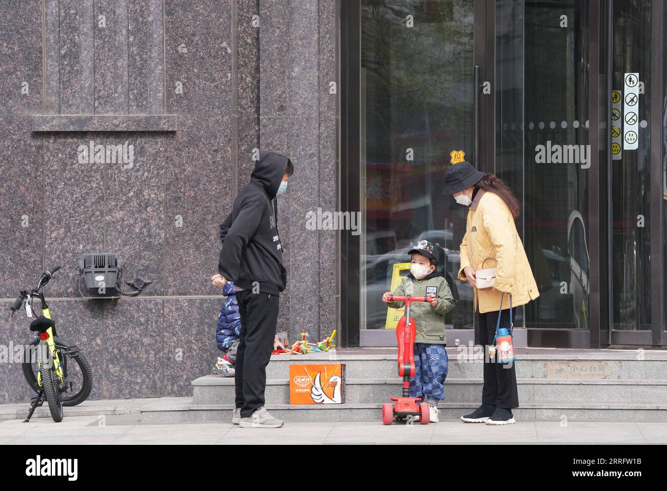 220426 -- HARBIN, 26. April 2022 -- Bürger werden im Freien in Harbin, nordöstliche Provinz Heilongjiang, gesehen, 26. April 2022. Harbin hat seine Seuchenbekämpfungs- und Präventionsmaßnahmen von April 26 bis 29 in sechs Bezirken aktualisiert, darunter Daoli, Daowai, Nangang, Xiangfang, Pingfang und Songbei, nach Angaben der örtlichen Behörde. In abwechselnder Reihenfolge sind Fahrzeuge mit ausgewählten letzten Nummern der Schilder täglich auf der Straße zugelassen. Der Busverkehr wurde mit begrenzter Fahrgastkapazität wieder aufgenommen, während die U-Bahn weiterhin eingestellt wird. CHINA-HEILONGJIANG-HARBIN-COVID-19-MASSNAHMEN CN WANGXSONG Stockfoto