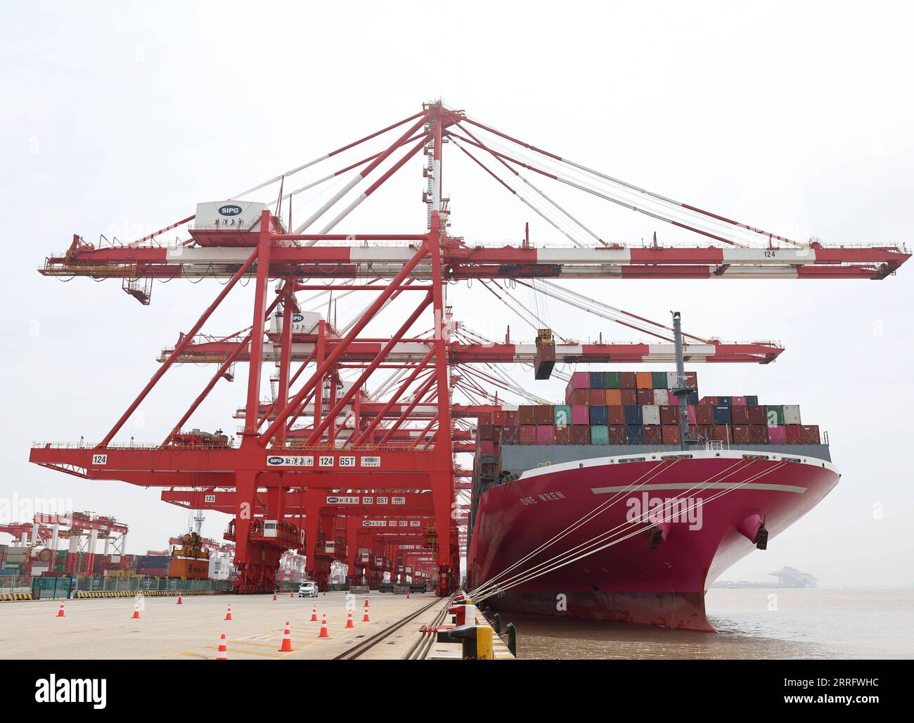 220427 -- SHANGHAI, 27. April 2022 -- Ein Containerschiff aus Japan wird am Containerdock des Shanghai Yangshan Hafens in Ostchina gesehen, 27. April 2022. Rund 25.000 Mitarbeiter halten an ihren Posten im Hafen von Shanghai fest, um den Wassertransport zu gewährleisten und die Logistikeffizienz angesichts der Herausforderungen zu verbessern, die durch das jüngste Wiederaufleben von COVID-19 in Shanghai verursacht wurden. CHINA-SHANGHAI-PORT-LOGISTICS CN ChenxJianli PUBLICATIONxNOTxINxCHN Stockfoto