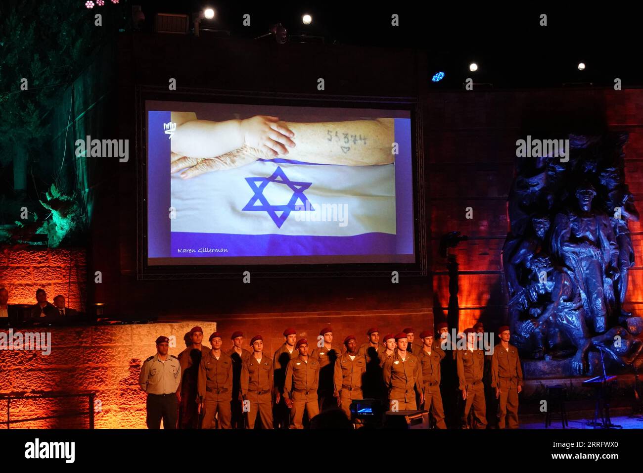 220428 -- JERUSALEM, 28. April 2022 -- Ein Bild der Hände einer Holocaust-Überlebenden und ihrer Urenkelin wird bei der Eröffnungszeremonie des Holocaust-Gedenktages in Yad Vashem, Israels offizieller Holocaust-Gedenkstätte, am 27. April 2022 in Jerusalem gezeigt. Eine Zeremonie des Holocaust-Gedenktags wurde im israelischen Holocaust-Gedenkmuseum abgehalten, um die sechs Millionen jüdischen Opfer der Nazis während des Zweiten Weltkriegs zu ehren. MIDEAST-JERUSALEM-HOLOCAUST-GEDENKTAG WangxZhuolun PUBLICATIONxNOTxINxCHN Stockfoto