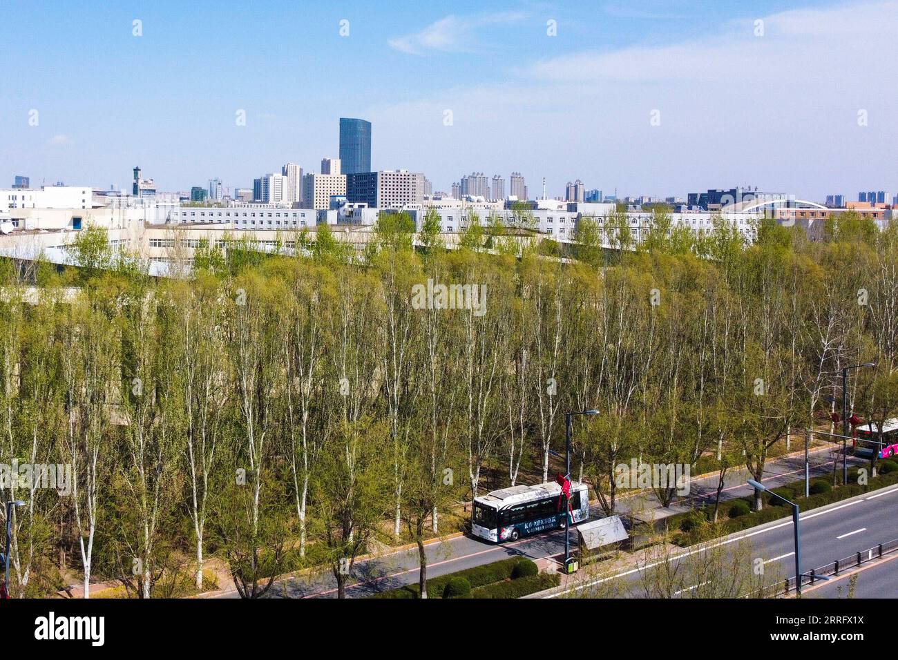 220428 -- CHANGCHUN, 28. April 2022 -- auf diesem Luftbild fahren Busse auf einer Straße in Changchun, der Hauptstadt der nordöstlichen chinesischen Provinz Jilin, am 28. April 2022. Changchun begann mit der schrittweisen Entfernung des stadtweiten geschlossenen Managements ab Donnerstag. Die Stadt, ein nordöstlicher Produktionsstandort und eine nationale Rohstoffbasis, wird das normale Leben und die Produktion auf geordnete Weise wieder aufnehmen. CHINA-JILIN-CHANGCHUN-DAILY LIFE CN XINHUA PUBLICATIONXNOTXINXCHN Stockfoto