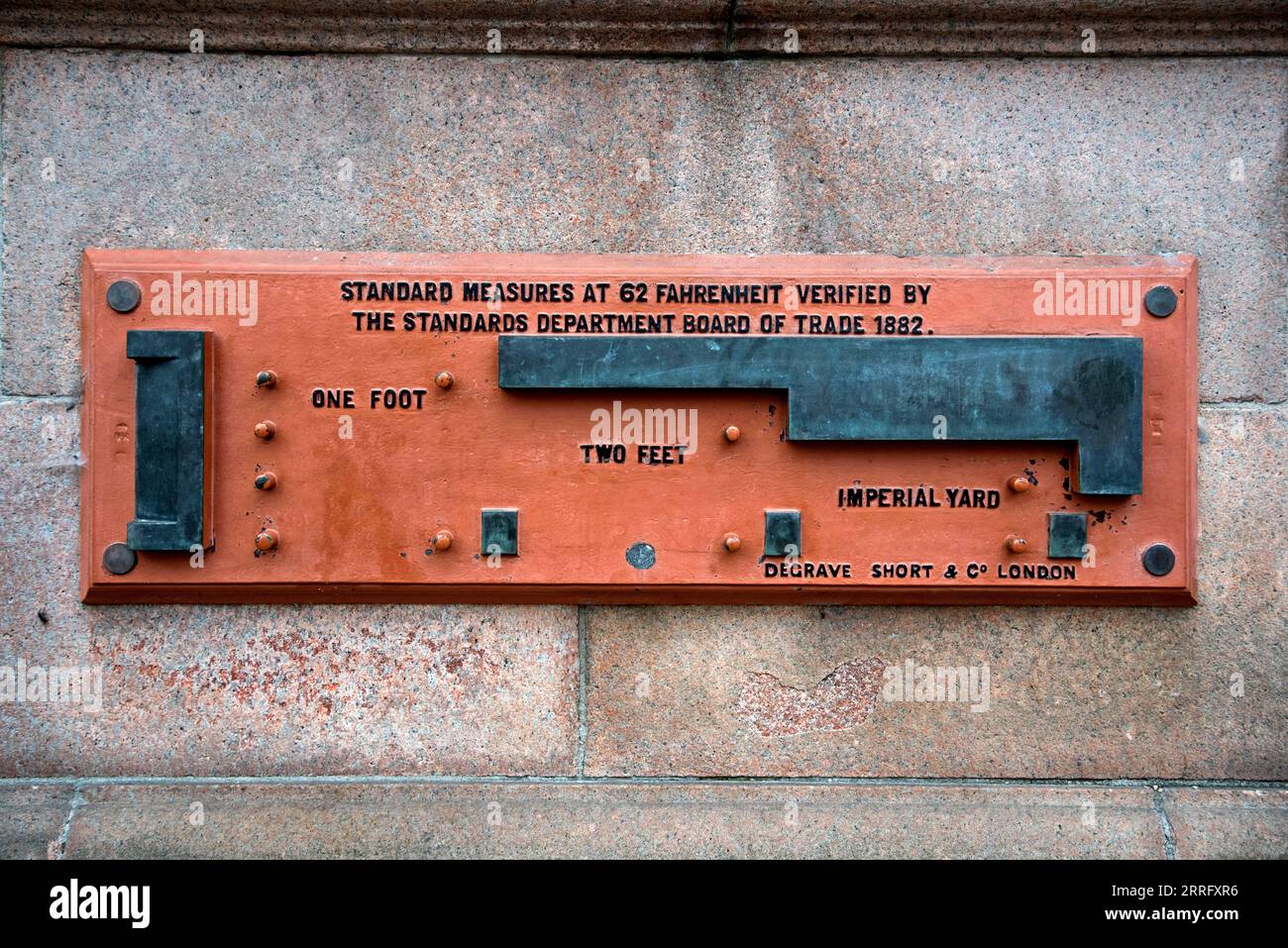 Maßstäbe für ein Stockwerk, zwei Fuß und einen Kaiserhof an der Wand der City Chambers in George Square, Glasgow, Schottland, Großbritannien. Stockfoto