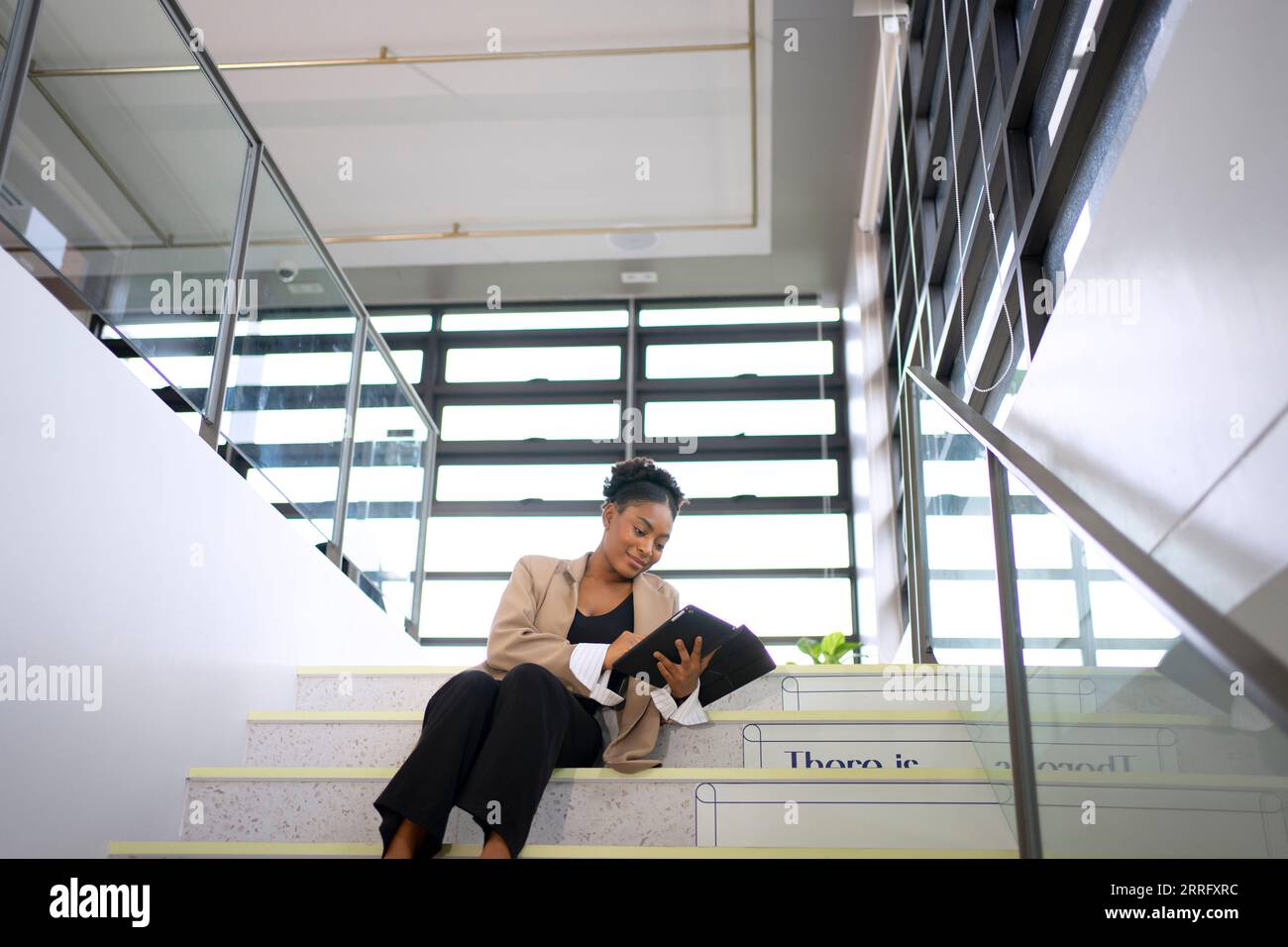 Mitarbeiter machen eine Pause im Büro. Geschäfts- und Berufskonzept. Stockfoto