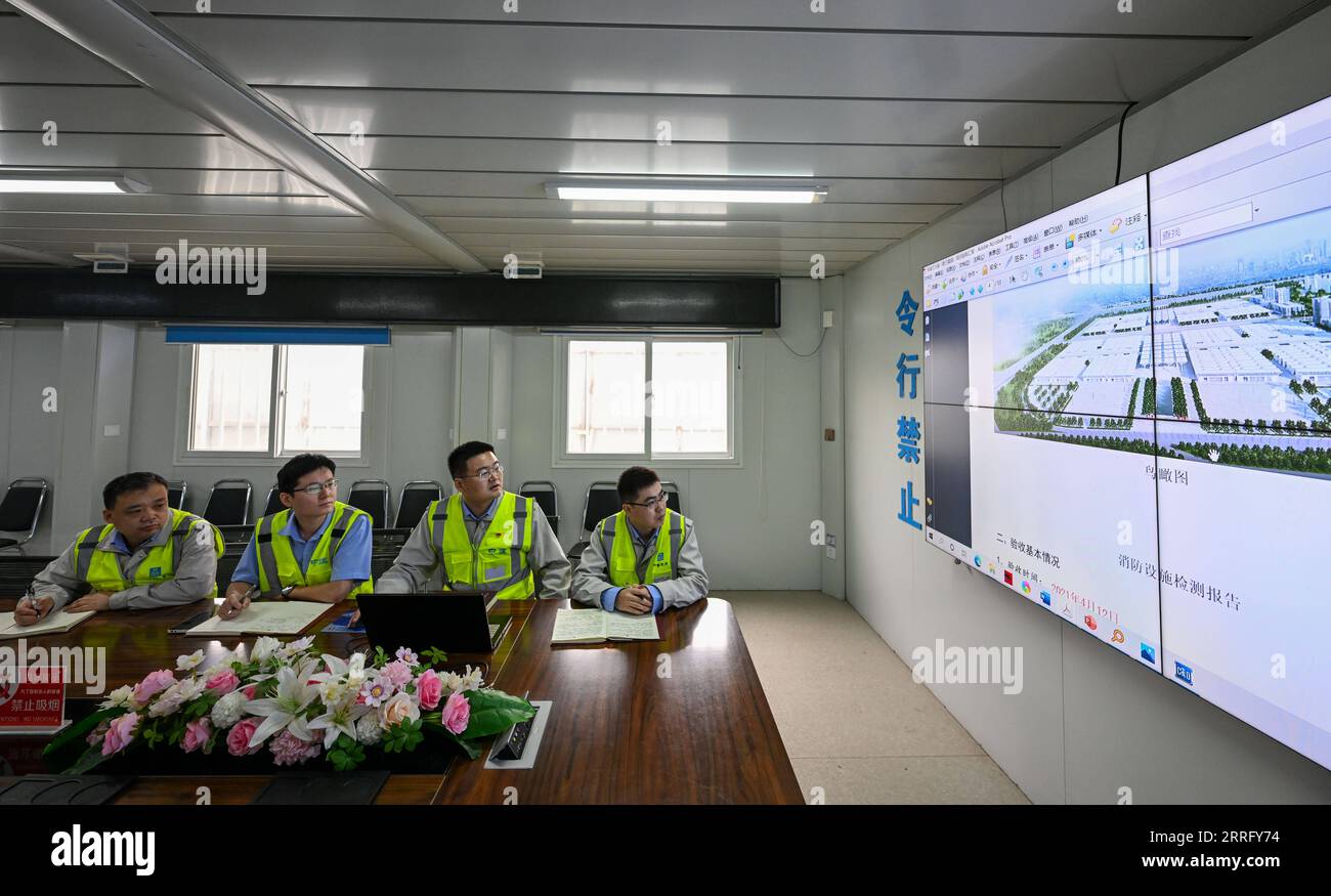220429 -- TIANJIN, 29. April 2022 -- Liu Fei 2nd R und technisches Management Personal nehmen an einem Treffen im Rahmen der zweiten Phase des nationalen Kongress- und Ausstellungszentrums Tianjin in Tianjin, Nordchina, 27. April 2022, Teil. Liu Fei, 38, Chefingenieur des nationalen Kongress- und Ausstellungszentrums Tianjin, arbeitet seit 16 Jahren als Bautechniker. Er ist bestrebt, jedes Detail in seiner Arbeit zu perfektionieren. Das Projekt der zweiten Phase des nationalen Tagungs- und Ausstellungszentrums Tianjin soll in diesem Jahr in Betrieb genommen werden. CHINA-TIANJIN-NATIONALKONVENTION UND E Stockfoto