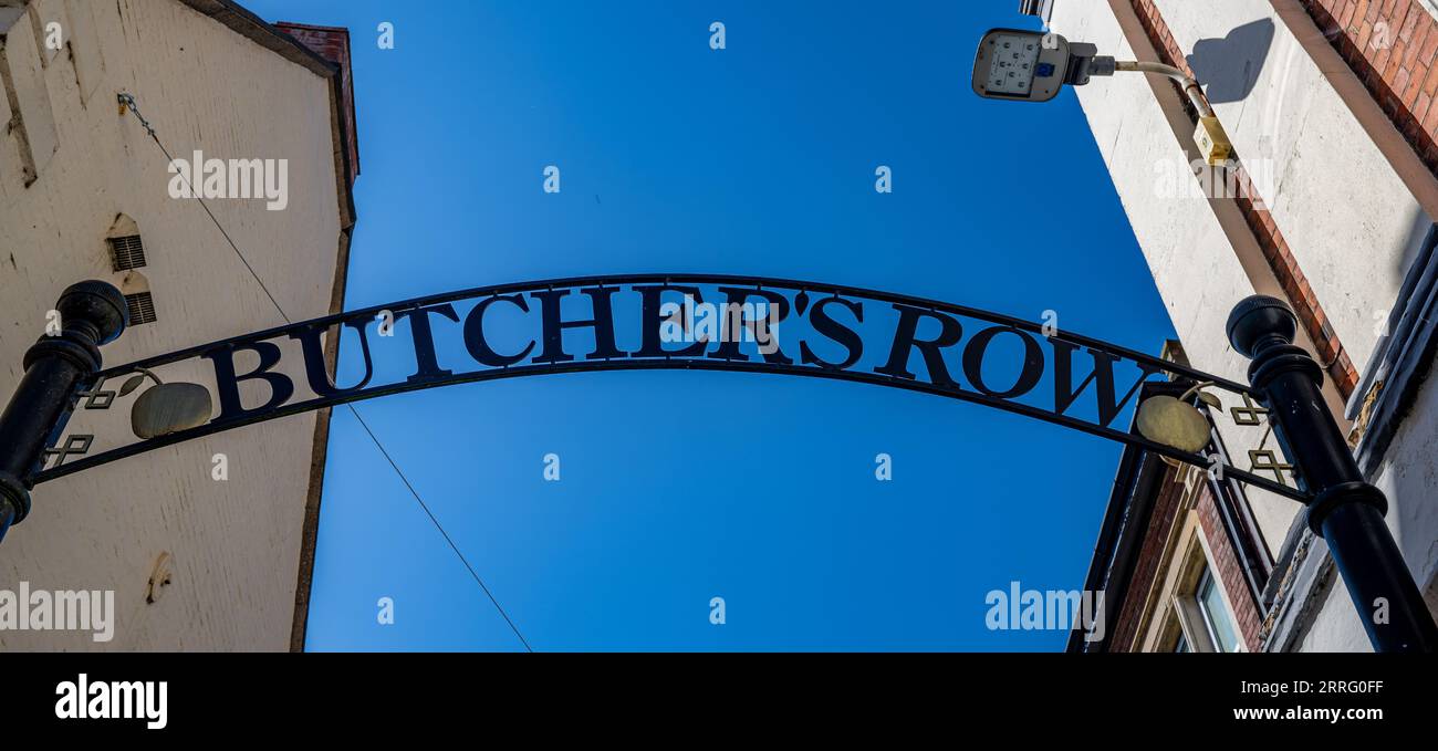 Butchers Row Grantham Lincolnshire – Ein traditionelles Metallschild über dem Kopf, wenn Sie die Straße vor einem blauen Sommerhimmel betreten Stockfoto