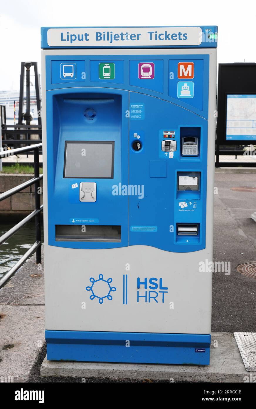 Helsinki, Finnland - 5. September 2023: Ein Fahrkartenautomat für den öffentlichen Nahverkehr der HSL am Marktplatz. Stockfoto