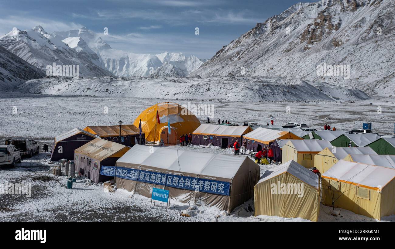 220501 -- LHASA, 1. Mai 2022 -- Luftaufnahme, aufgenommen am 1. Mai 2022, zeigt einen Blick auf das Basislager des Mount Qomolangma in einer Höhe von 5.200 Metern. Chinesische Wissenschaftler bemühen sich, eine meteorologische Überwachungsstation in einer Höhe von 8.800 Metern auf dem Berg Qomolangma, dem höchsten Gipfel der Welt, an der Grenze zwischen China und Nepal einzurichten. Wenn die Station erfolgreich eingerichtet wird, wird sie die Station auf einer Höhe von 8.430 Metern ersetzen, die 2019 von britischen und US-amerikanischen Wissenschaftlern auf der Südseite des Berges eingerichtet wurde, um die höchste ihrer Art zu sein, so das Institut für Tibetisch Stockfoto