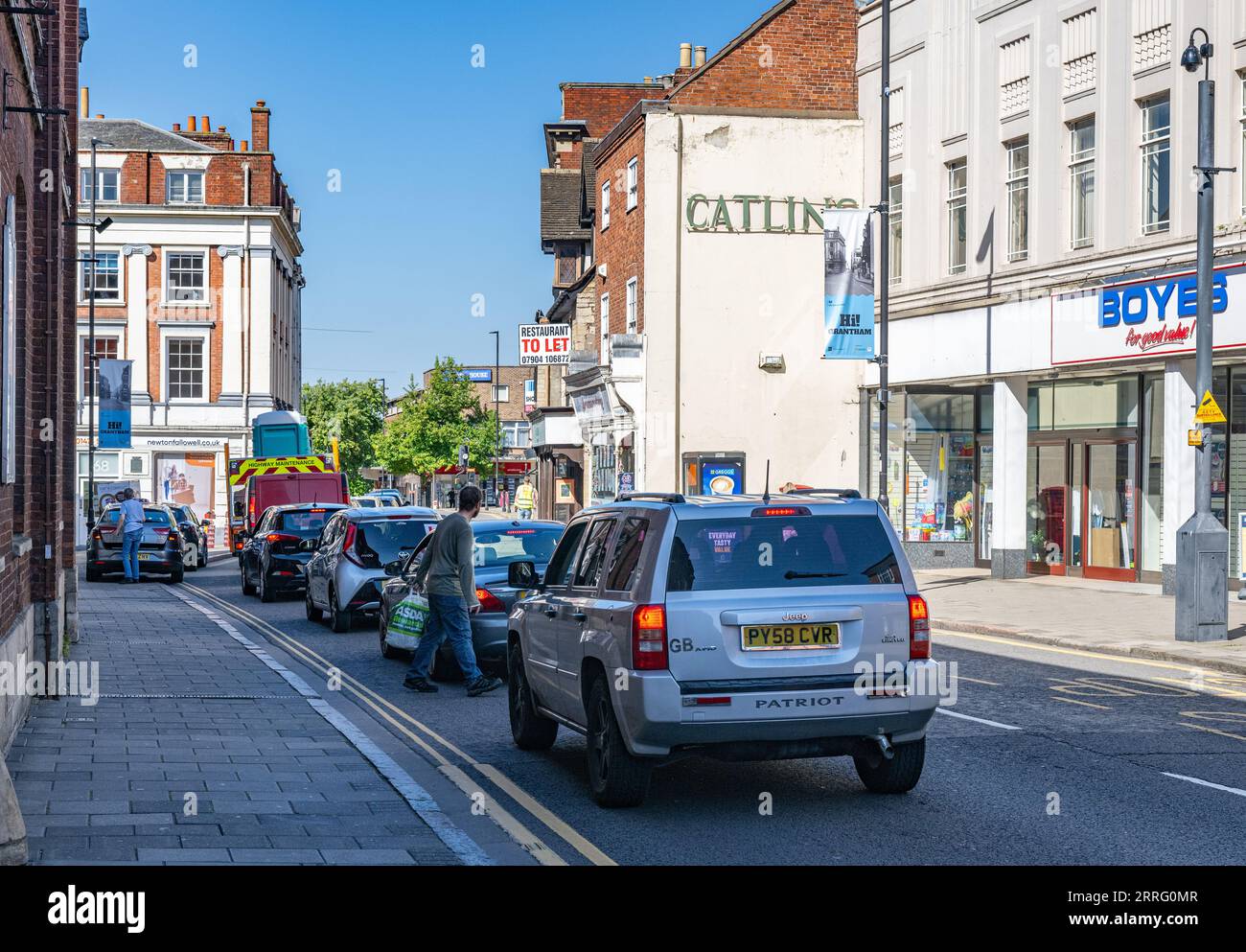 Grantham Lincolnshire – Verkehrschaos in der befahrenen engen Straße, die mit Fahrzeugen überfüllt ist Stockfoto