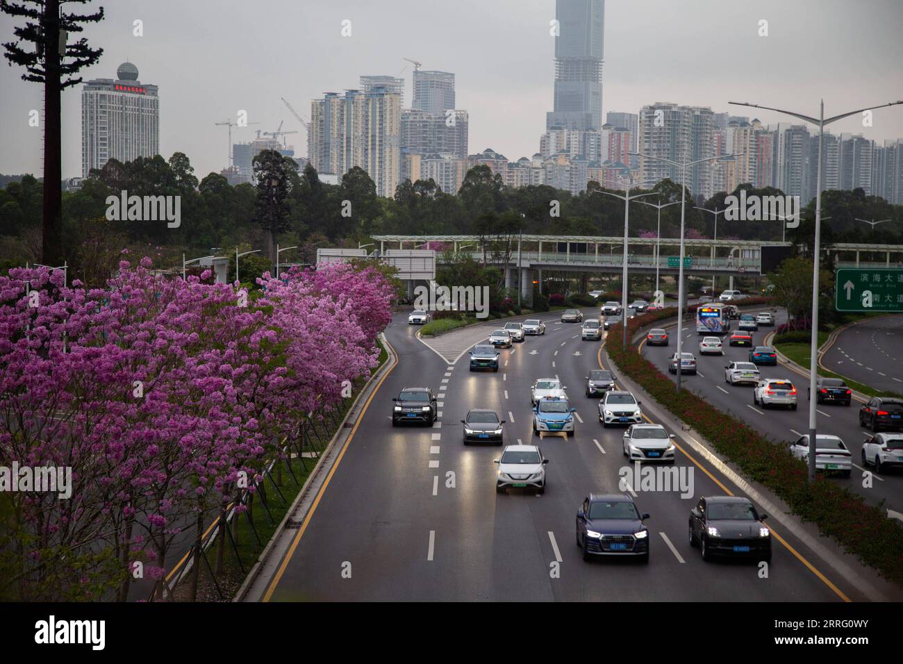 220502 -- PEKING, 2. Mai 2022 -- Foto aufgenommen am 21. März 2022 zeigt Fahrzeuge, die während der abendlichen Hauptverkehrszeit in Shenzhen, der südchinesischen Provinz Guangdong, auf einer Straße fahren. Foto von /Xinhua Xinhua Schlagzeilen: Chinas dynamische Null-COVID-Politik profitiert der Welt LiuxYujie PUBLICATIONxNOTxINxCHN Stockfoto