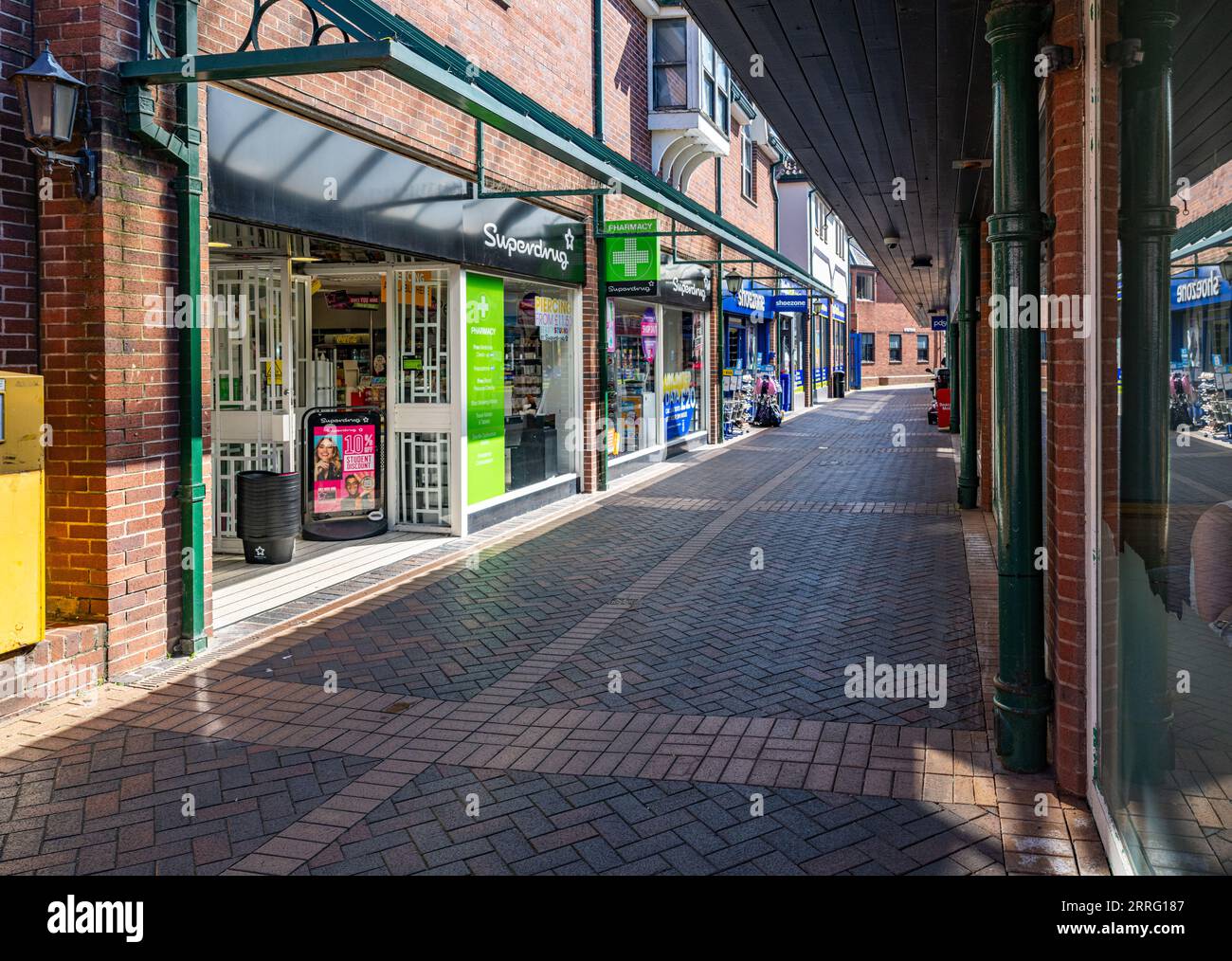 Grantham, Lincolnshire, das Isaac Newton Shopping Centre verlassen sich an einem Sommernachmittag und sind leer Stockfoto