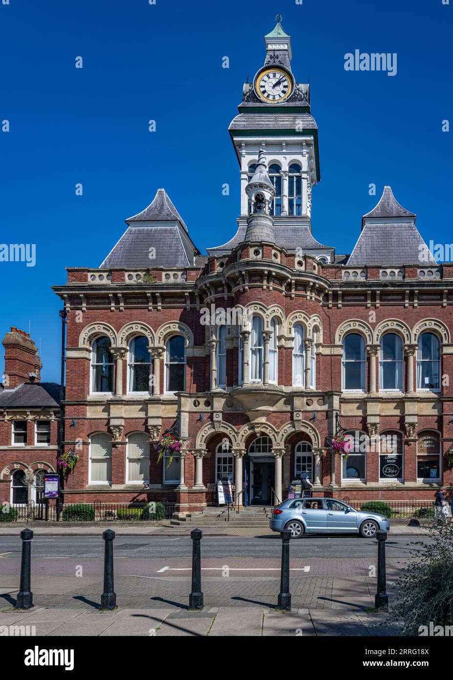 St Peters Hill Grantham Lincolnshire – die Guildhall der Stadt vor dem Sommerhimmel Stockfoto