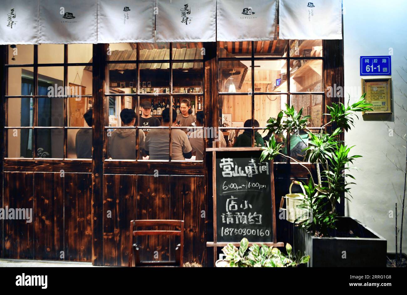 220503 -- XIAMEN, 3. Mai 2022 -- Foto aufgenommen am 1. Mai 2022 zeigt Wang Shengfens späte Nachtkantine in Xiamen, südöstliche Provinz Fujian. Wang Shengfen (37) und Chen Wayne (24) aus Kaohsiung und Taichung (Taiwan) im Südosten Chinas sind beide im Catering-Geschäft in Xiamen tätig. Wang betreibt eine Nachtkantine und Chen eröffnet mit seinem Vater ein Familienrestaurant. 2016 kamen Wang Shengfen und sein Vater auf das Festland, um nach Geschäftsmöglichkeiten zu suchen. Bald eröffnete er ein Restaurant mit Freunden im Bezirk Xiamen Jimei. 2022 gründete er ein eigenes Unternehmen und eröffnete ein Stockfoto