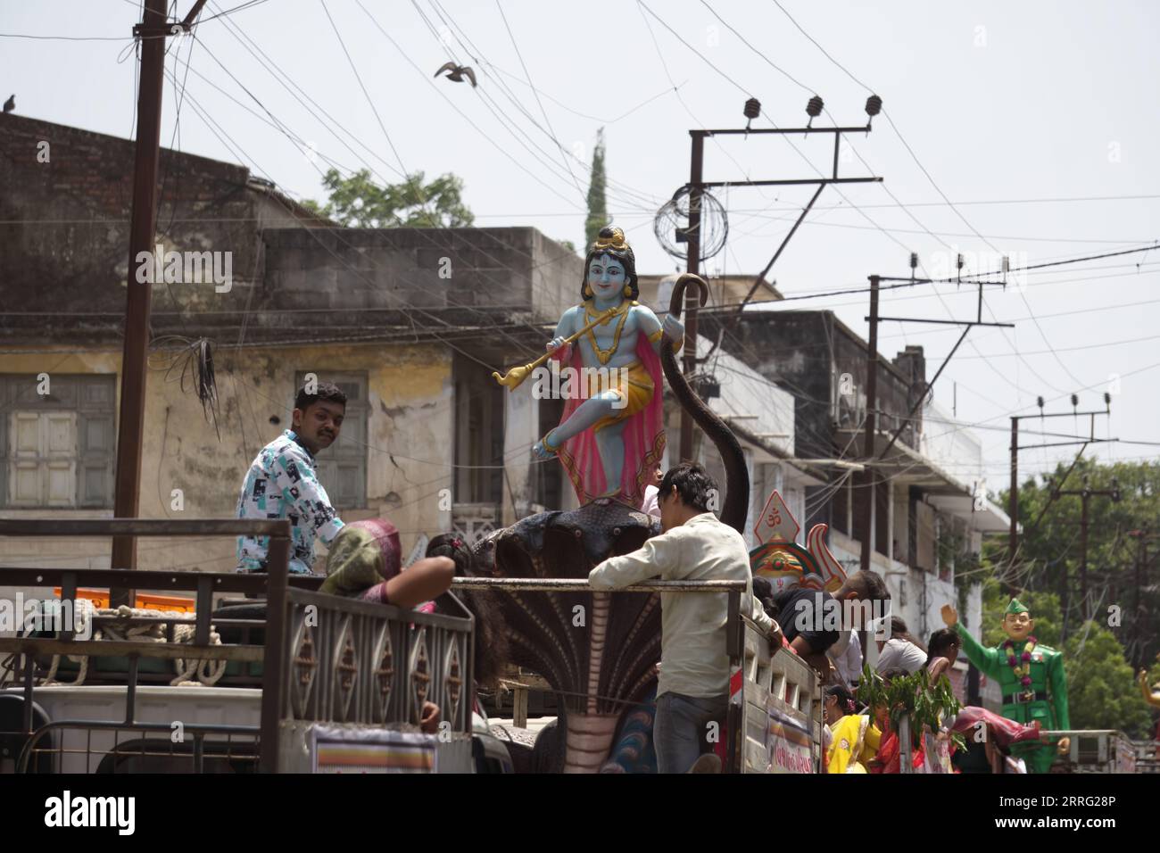 Rajkot, Indien. September 2023. Das Tableau des Fürsten bal Krishna steht über einer großen Schlange, die während des Janmashtami bei Sadar Bazar Rajkot ihre Flöte trägt. Quelle: Nasirchan/Alamy Live News Stockfoto