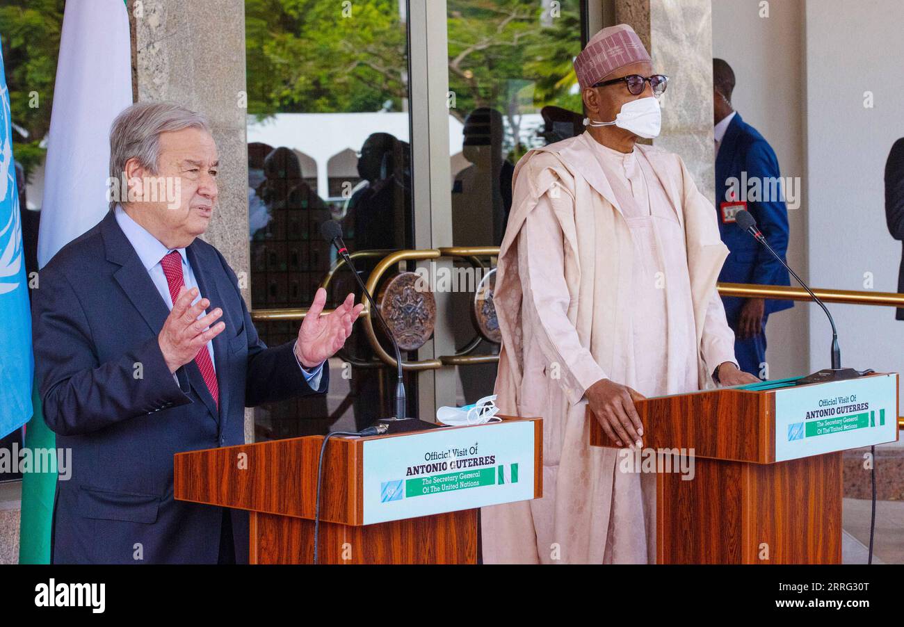 220505 -- ABUJA, 5. Mai 2022 -- UN-Generalsekretär Antonio Guterres L und nigerianischer Präsident Muhammadu Buhari nehmen am 4. Mai 2022 an einer Pressekonferenz in Abuja, Nigeria, Teil. Guterres hat am Mittwoch der nigerianischen Regierung weitere Unterstützung für die Beendigung des Terrorismus zugesagt und erklärt, dass die Weltorganisation auch mehr Mittel für den humanitären Hilfsplan des Landes mobilisieren wird. Foto von /Xinhua NIGERIA-ABUJA-UN CHIEF-VISIT PeterxOba PUBLICATIONxNOTxINxCHN Stockfoto