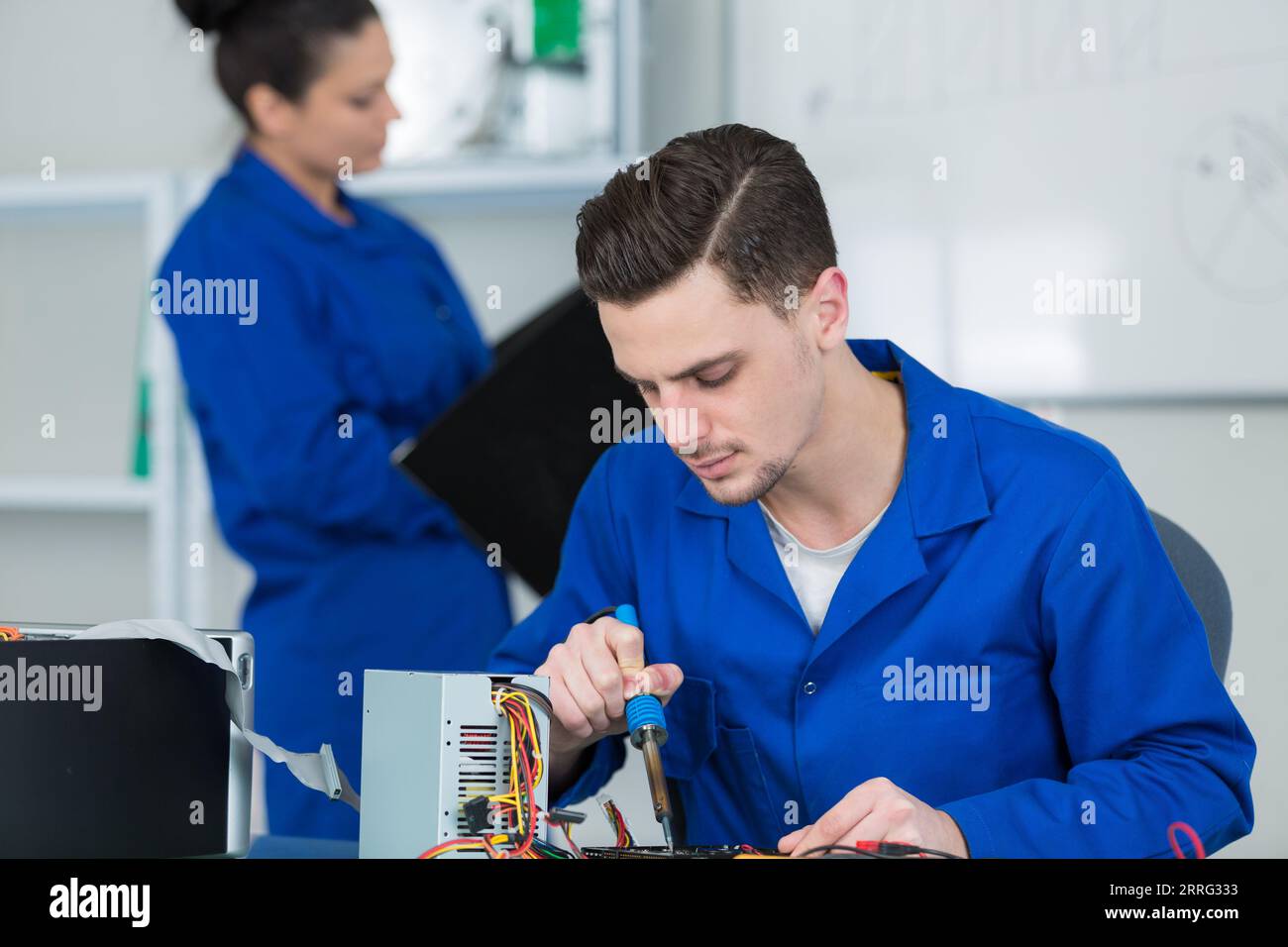 Er repariert einen unterbrochenen Stromkreis Stockfoto