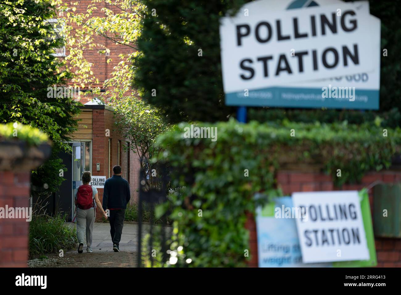 220507 -- MANCHESTER, 7. Mai 2022 -- Menschen gehen zu einer Wahlstation, um ihre Stimmen für die Kommunalwahlen in Manchester, Großbritannien, am 5. Mai 2022 abzugeben. Die britische konservative Partei verlor bei den Kommunalwahlen am Donnerstag einige ihrer traditionellen Festungen. TOGO WITH Roundup: Die britischen Konservativen erleiden Verluste bei den Kommunalwahlen unter dem Partygatskandal, Inflation Foto von /Xinhua die BRITISCHEN KONSERVATIVEN-KOMMUNALWAHLEN JonxSuper PUBLICATIONxNOTxINxCHN Stockfoto