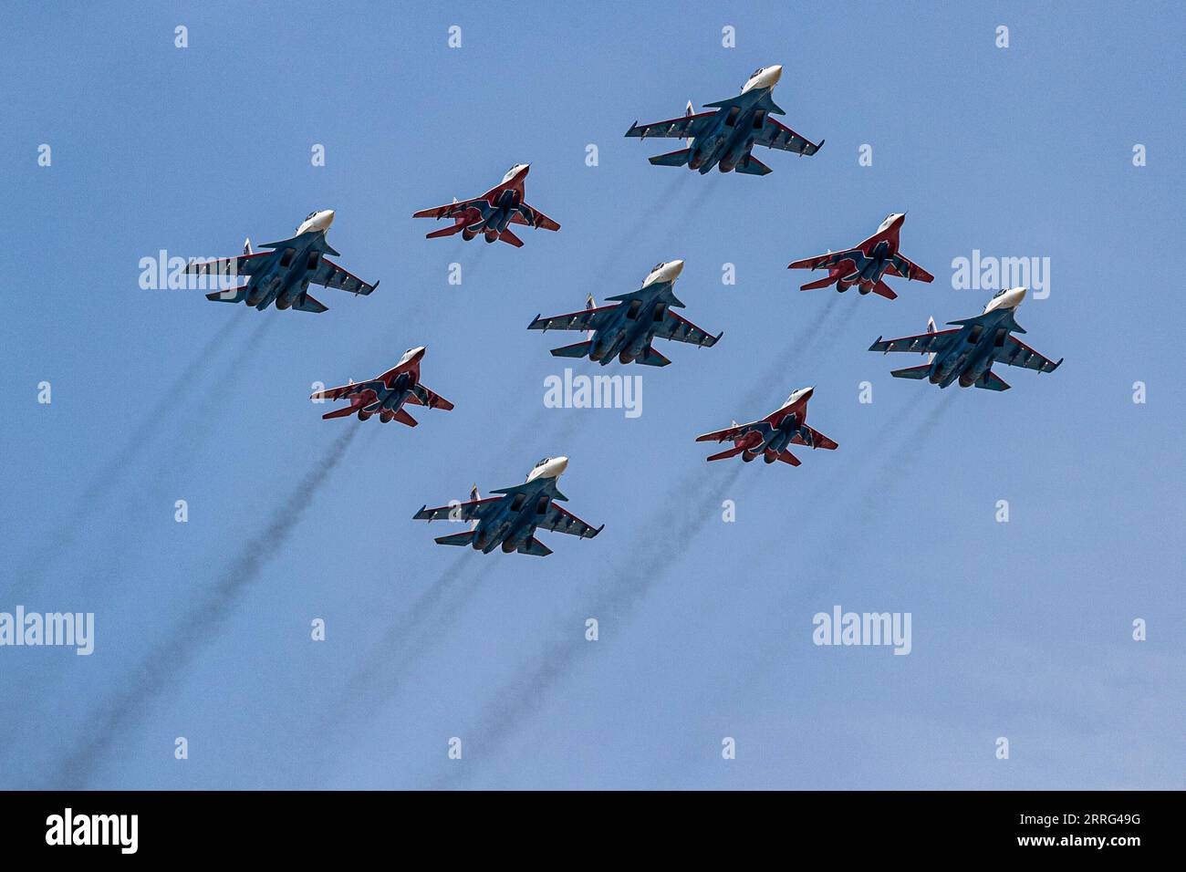 220507 -- MOSKAU, 7. Mai 2022 -- MiG-29 Jets der Strizhi Swifts und Su-30SM Jets der Russkiye Vityazi Russischen Ritter Kunstflugteams nehmen an einer Probe der Siegesparade in Moskau, Russland, am 7. Mai 2022 Teil. RUSSLAND-MOSKAU-SIEG-TAG-PARADE-PROBE BAIXXUEQI PUBLICATIONXNOTXINXCHN Stockfoto