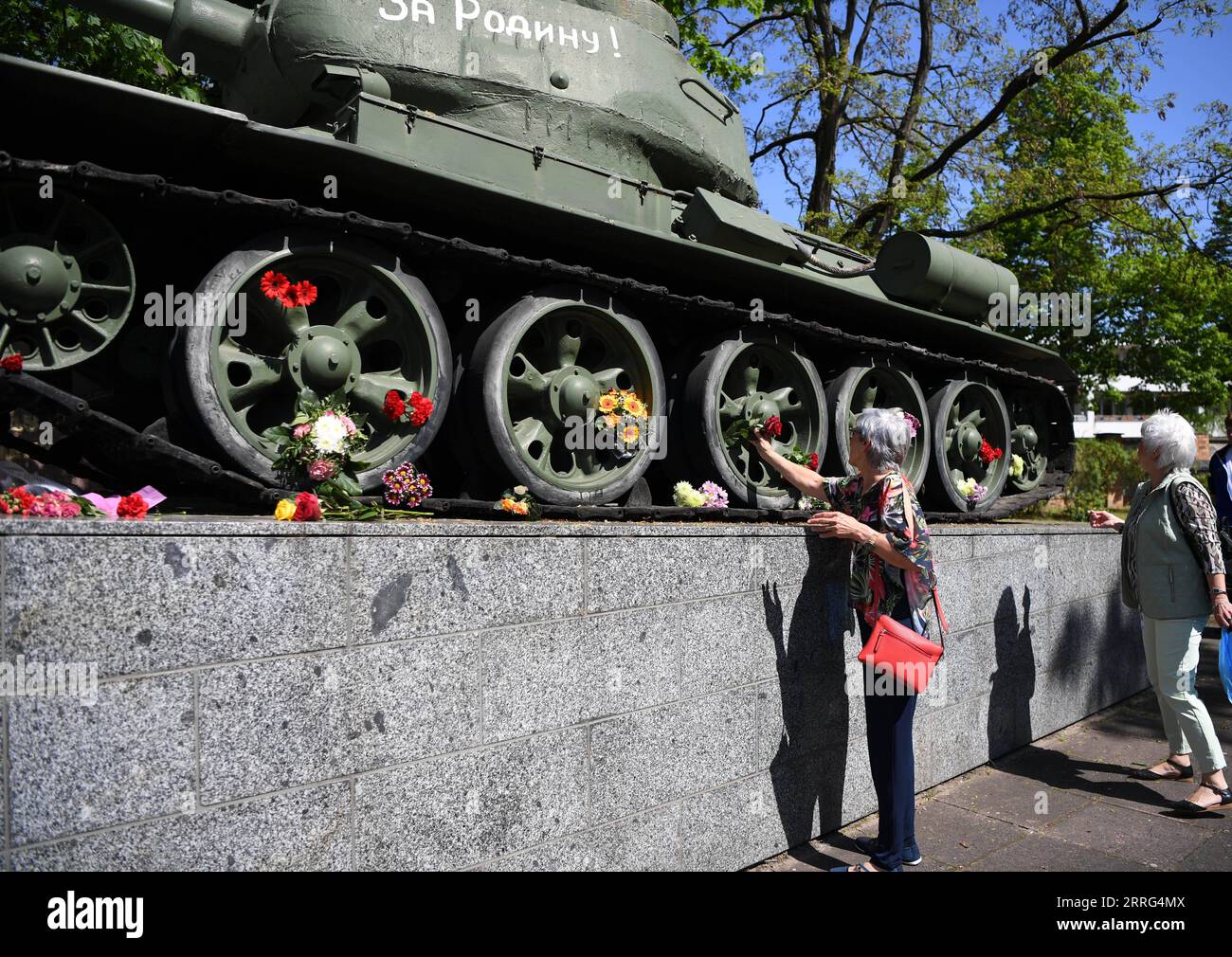 220508 -- BERLIN, 8. Mai 2022 -- im Deutsch-Russischen Museum in Berlin, Hauptstadt Deutschlands, am 8. Mai 2022, präsentieren die Menschen Blumen in der Nähe eines Panzers, um an den 77. Jahrestag des Endes des Zweiten Weltkriegs in Europa zu erinnern. DEUTSCHLAND-BERLIN-SIEG IN EUROPA TAGESGEDENKEN RENXPENGFEI PUBLICATIONXNOTXINXCHN Stockfoto