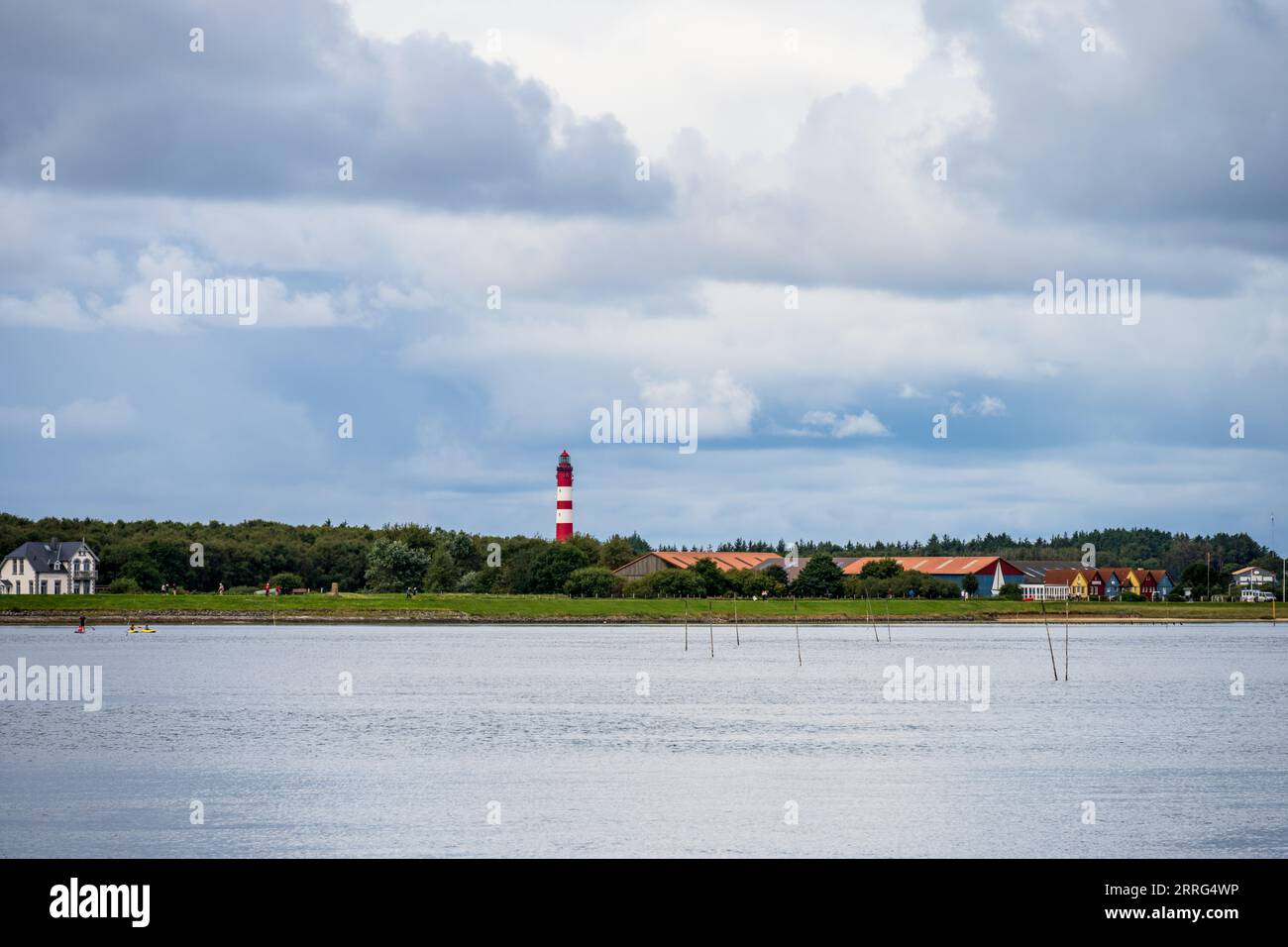 Küstenlandschaft der Nordseeinsel Amrum mit dem Leuchtturm und dramatischem Himmel Stockfoto