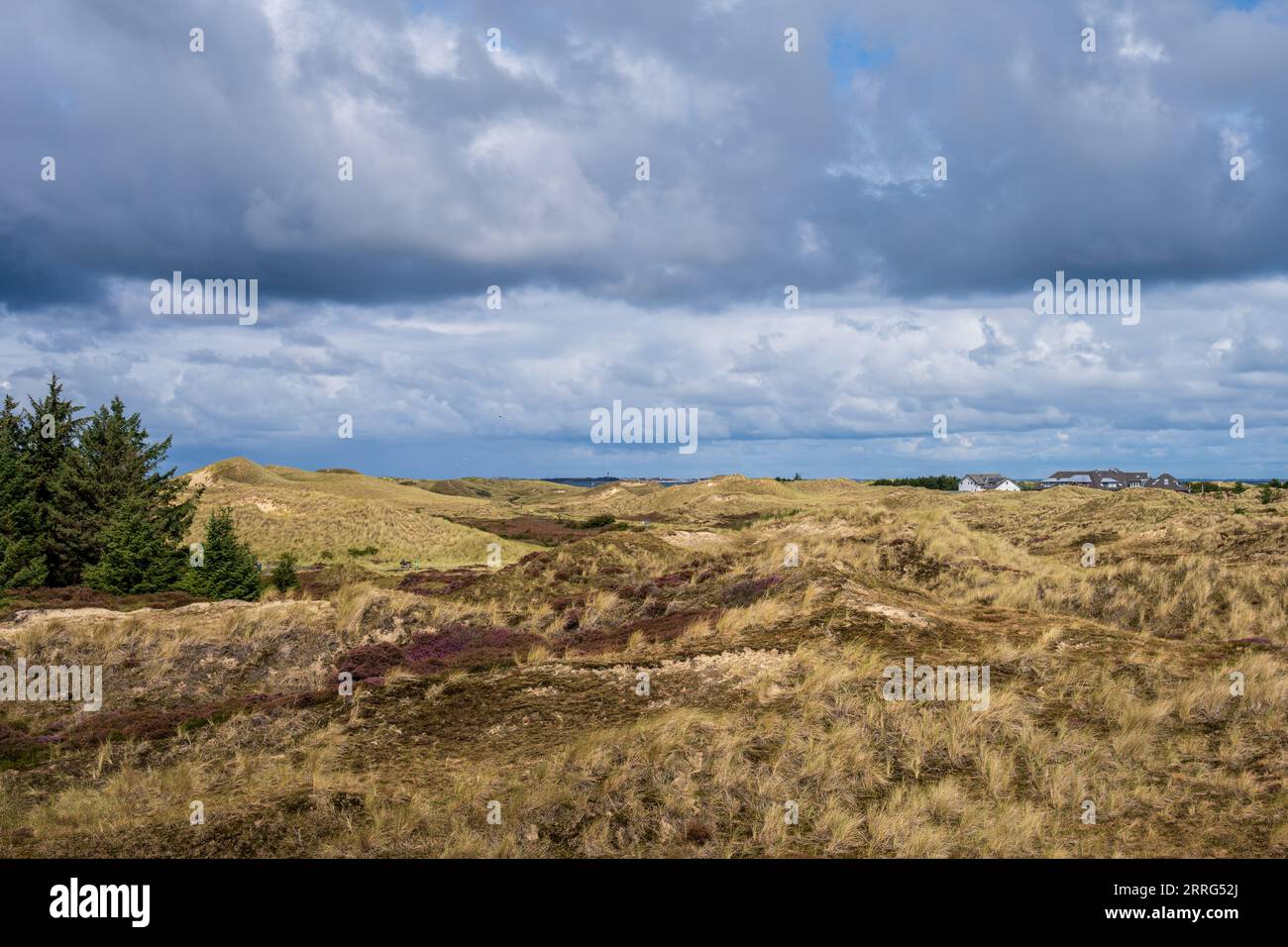 Dramatische Wolken im Dünenbereich der Nordseeinsel Amrum der Blick geht hinüber zur Nachbarinsel Sylt mit dem Leuchtturm von Hörnum Stockfoto