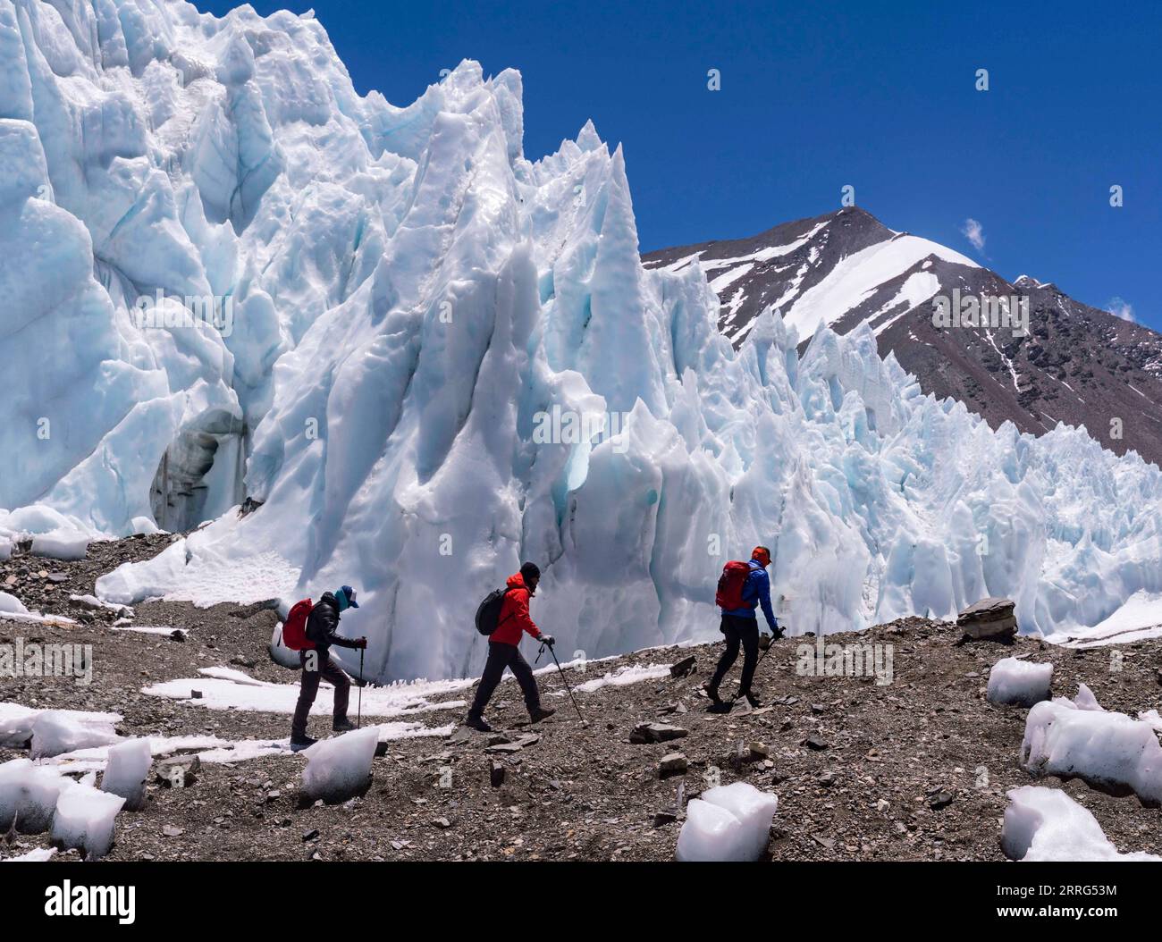 220509 -- MOUNT QOMOLANGMA BASE CAMP, 9. Mai 2022 -- Aktenfoto zeigt Dechen Ngodrup 1st R, der am Rongbuk-Gletscher auf Mount Qomolangma vorbeigeht, 21. Mai 2019. Am Mittwoch erreichten 13 Mitglieder eines chinesischen Expeditionsteams den Gipfel des höchsten Gipfels der Welt auf einer Höhe von 8.848,86 Metern. Das Team errichtete eine automatische meteorologische Überwachungsstation auf einer Höhe von 8.830 Metern, der höchsten ihrer Art. Sie haben auch die Dicke von Eis und Schnee mit hochpräzisem Radar gemessen und Proben für weitere Untersuchungen am Gipfel gesammelt. Dechen Ngodrup, Chef der Gruppe, die hatte Stockfoto