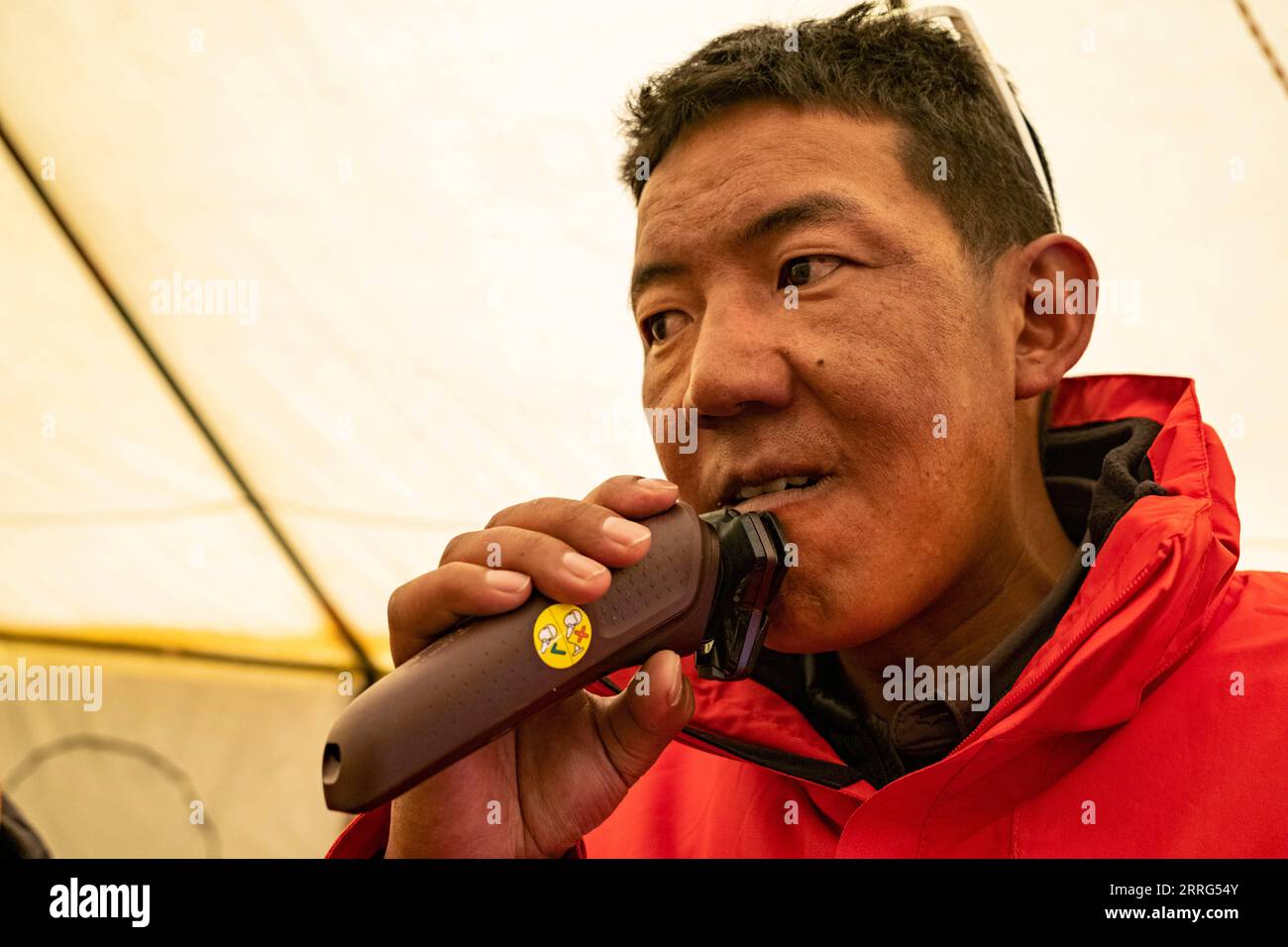 220509 -- MOUNT QOMOLANGMA BASE CAMP, 9. Mai 2022 -- Dechen Ngodrup rasiert sich am 7. Mai 2022 im Mount Qomolangma Base Camp. Am Mittwoch erreichten 13 Mitglieder eines chinesischen Expeditionsteams den Gipfel des höchsten Gipfels der Welt auf einer Höhe von 8.848,86 Metern. Das Team errichtete eine automatische meteorologische Überwachungsstation auf einer Höhe von 8.830 Metern, der höchsten ihrer Art. Sie haben auch die Dicke von Eis und Schnee mit hochpräzisem Radar gemessen und Proben für weitere Untersuchungen am Gipfel gesammelt. Dechen Ngodrup, Leiter des Trupps, der den Gipfel des Mount Qomol erreicht hatte Stockfoto